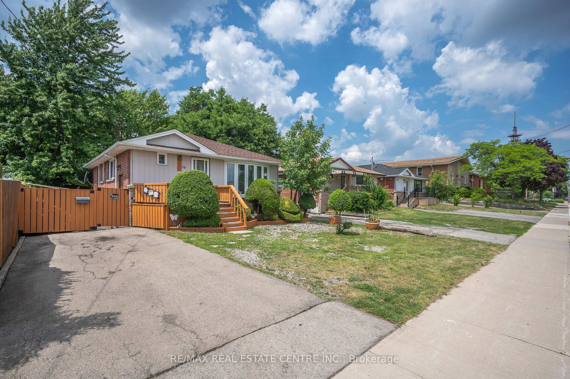 Photo 2 of 676 Upper Wentworth Street, Hamilton, Hill Park — HOMEH