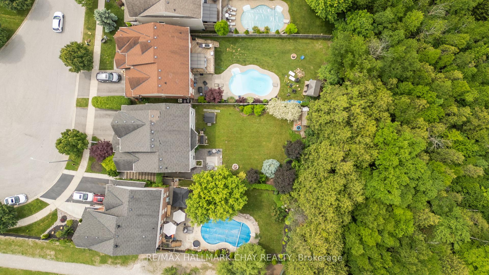 Photo 2 of 52 Regalia Way, Barrie, Innis-Shore — HOMEH