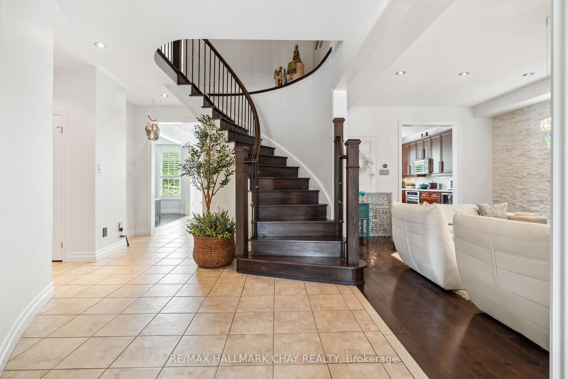 Photo 6 of 52 Regalia Way, Barrie, Innis-Shore — HOMEH