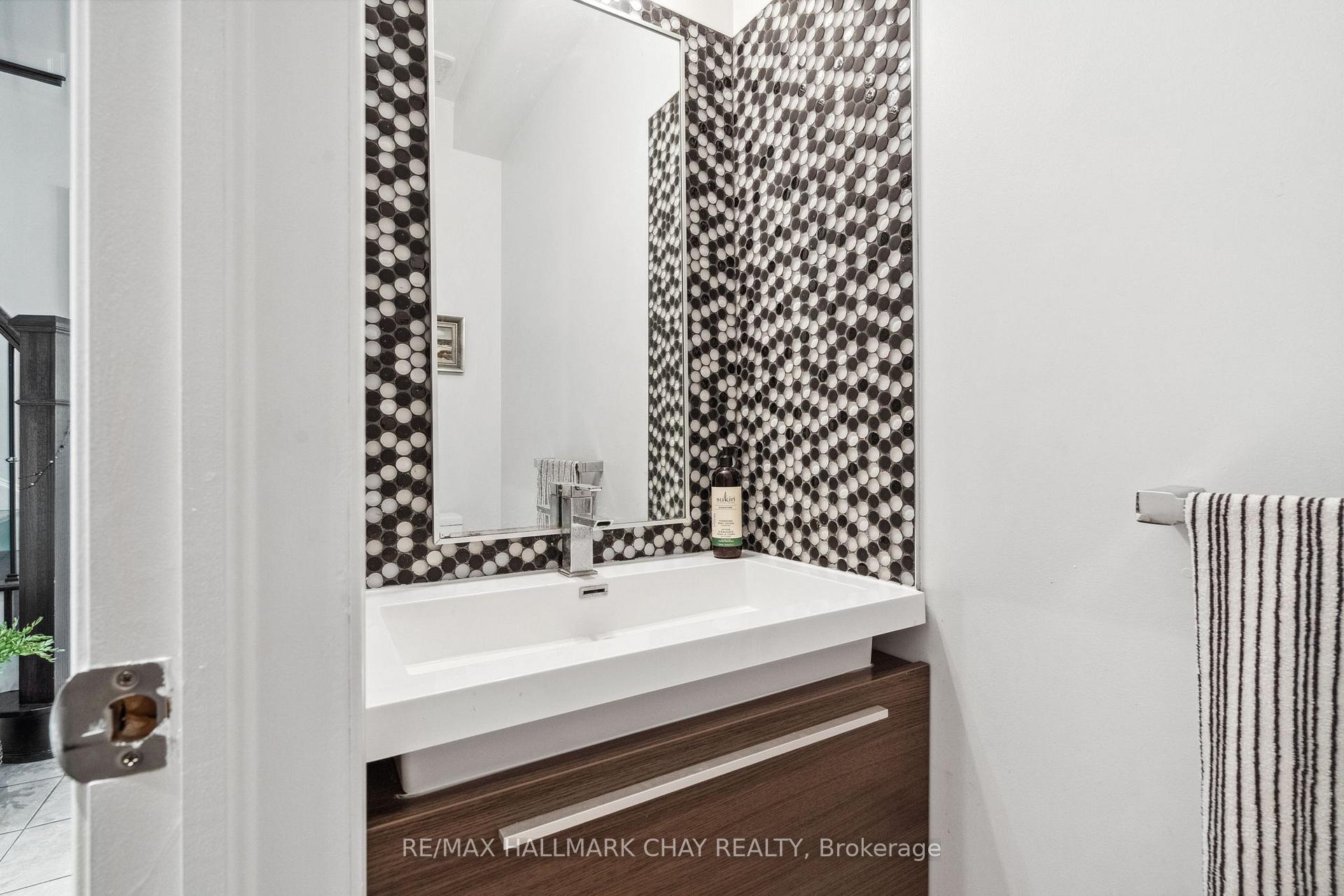 Photo 7 of 52 Regalia Way, Barrie, Innis-Shore — HOMEH