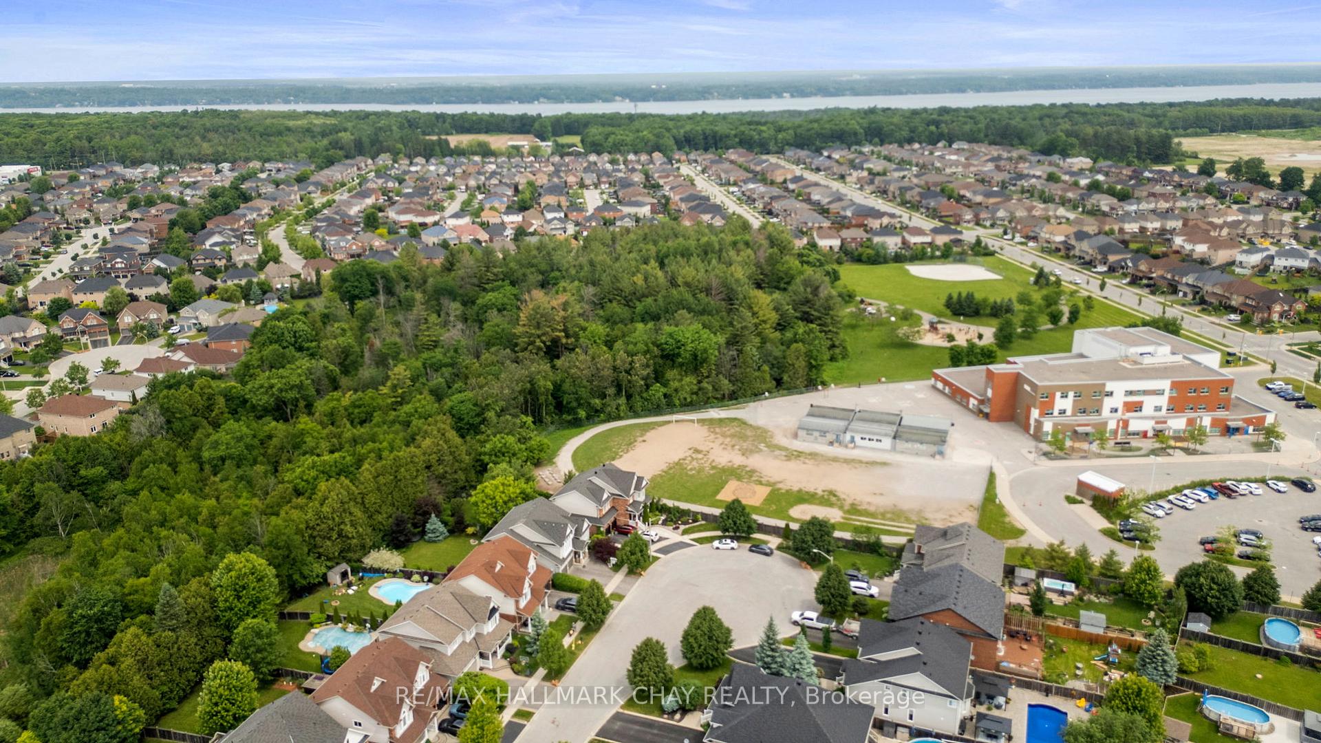 Photo 43 of 52 Regalia Way, Barrie, Innis-Shore — HOMEH