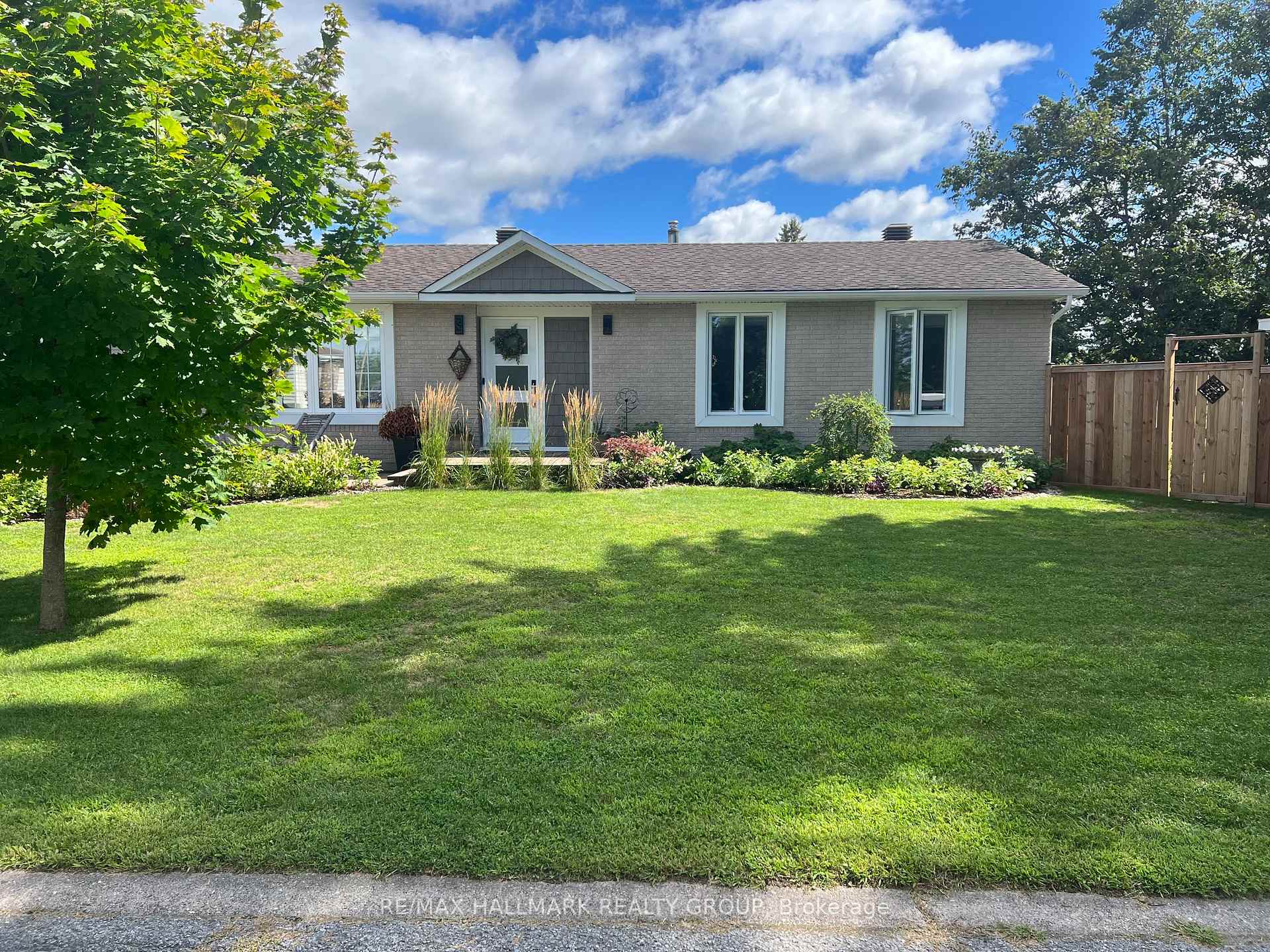 Photo 3 of 16 Barrhaven Crescent, Ottawa, Barrhaven - Pheasant Run — HOMEH