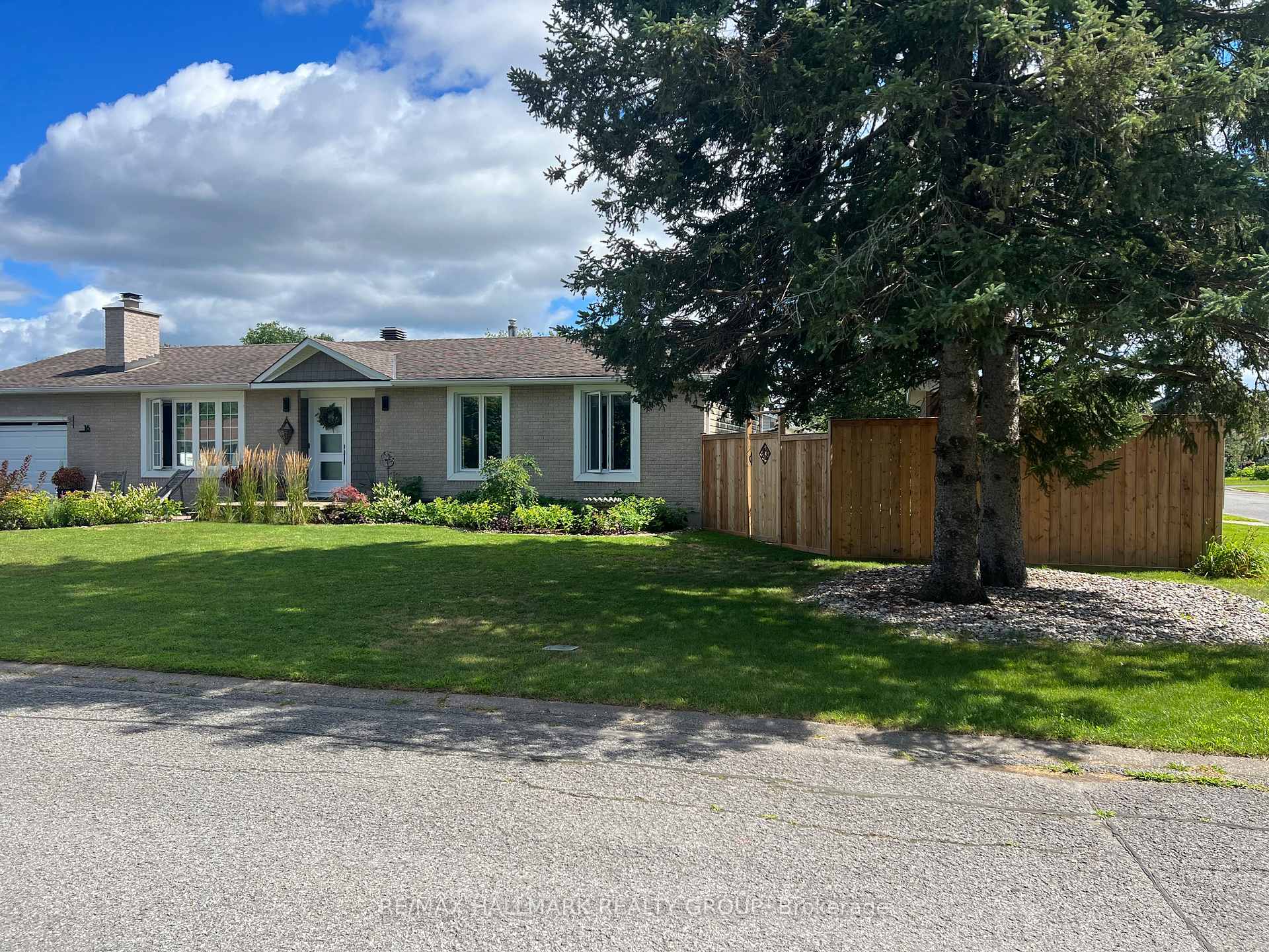 Photo 4 of 16 Barrhaven Crescent, Ottawa, Barrhaven - Pheasant Run — HOMEH