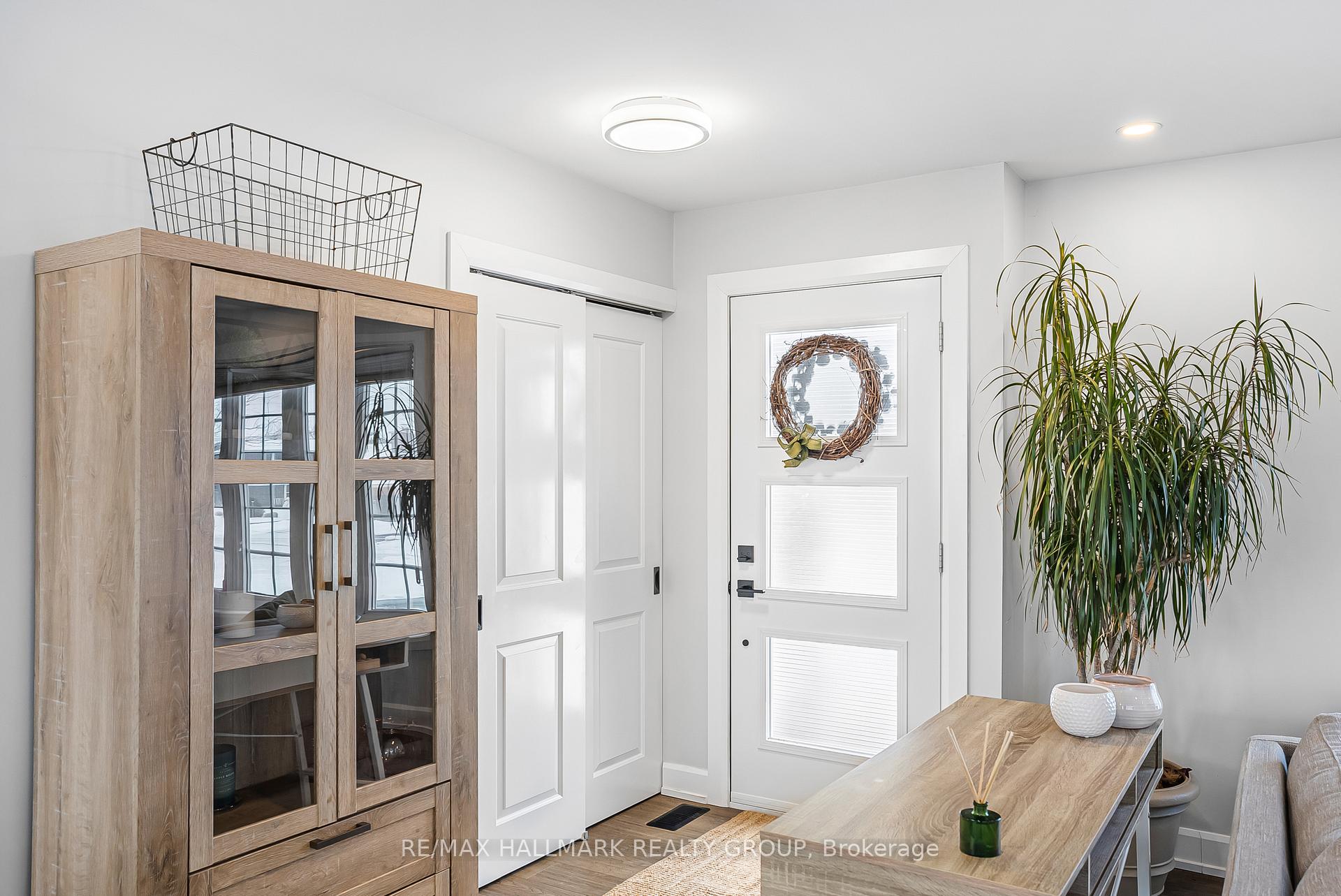 Photo 5 of 16 Barrhaven Crescent, Ottawa, Barrhaven - Pheasant Run — HOMEH