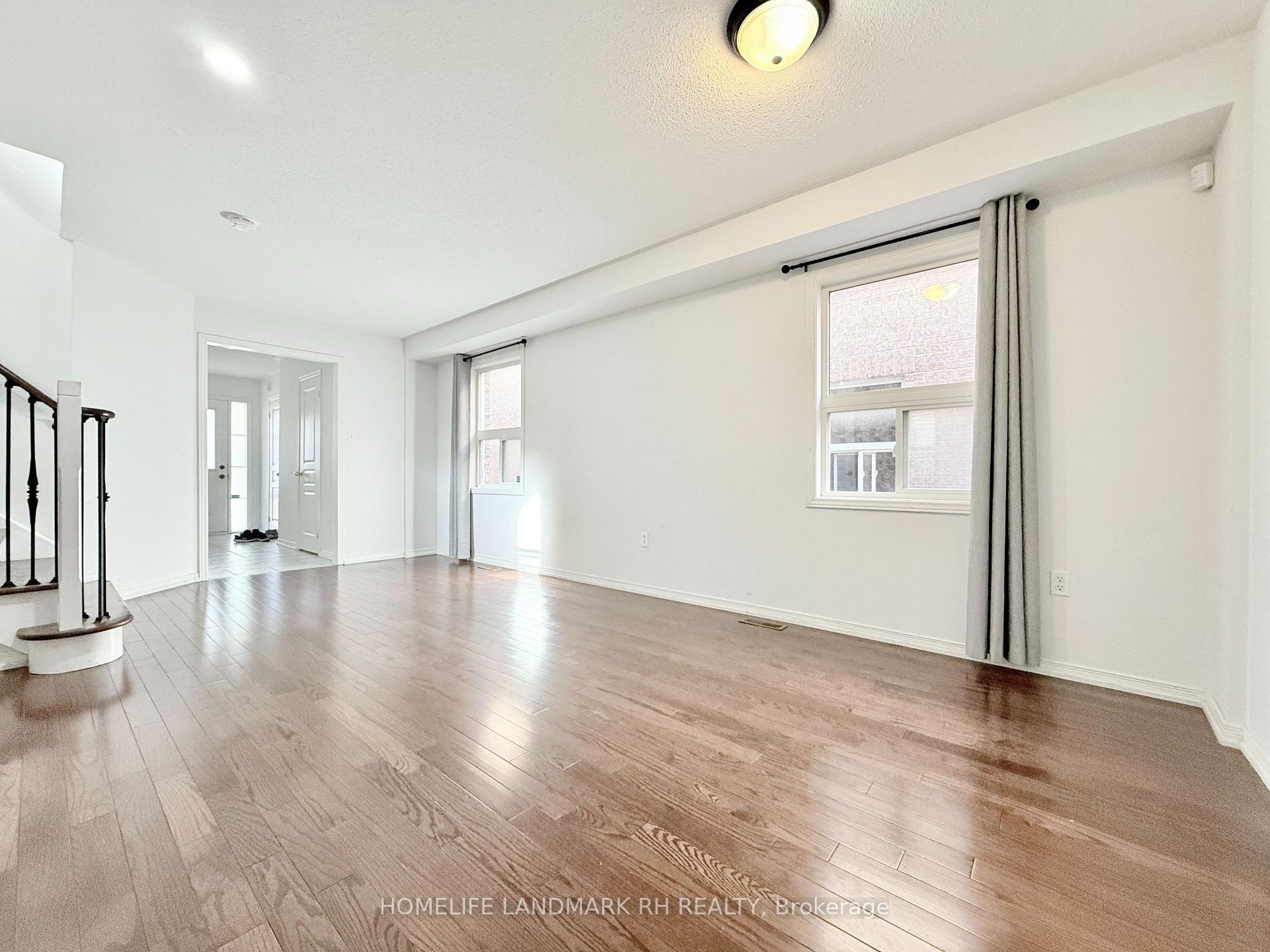 Photo 2 of 21 Cottinghill Way, Aurora, Bayview Northeast — HOMEH