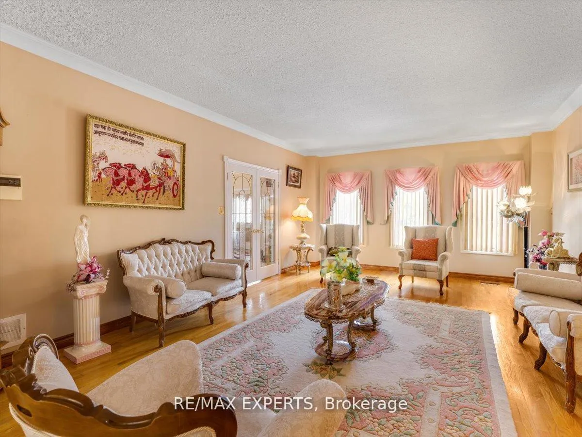Photo 6 of 9 Cynthia Crescent, Brampton, Toronto Gore Rural Estate — HOMEH