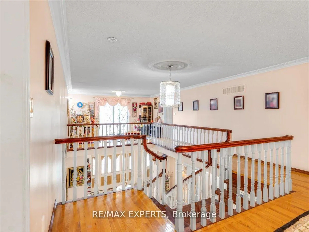 Photo 14 of 9 Cynthia Crescent, Brampton, Toronto Gore Rural Estate — HOMEH