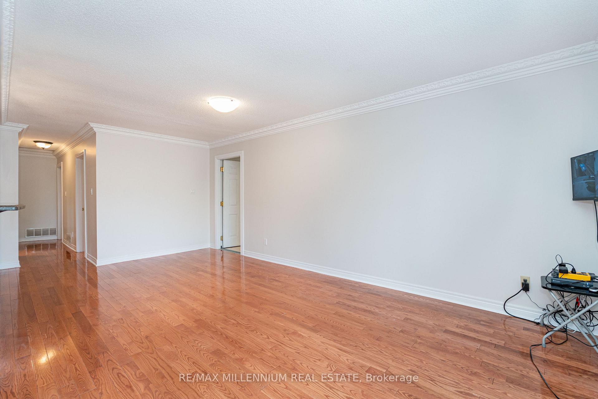 Photo 4 of 120 Madoc Drive, Brampton, Madoc — HOMEH