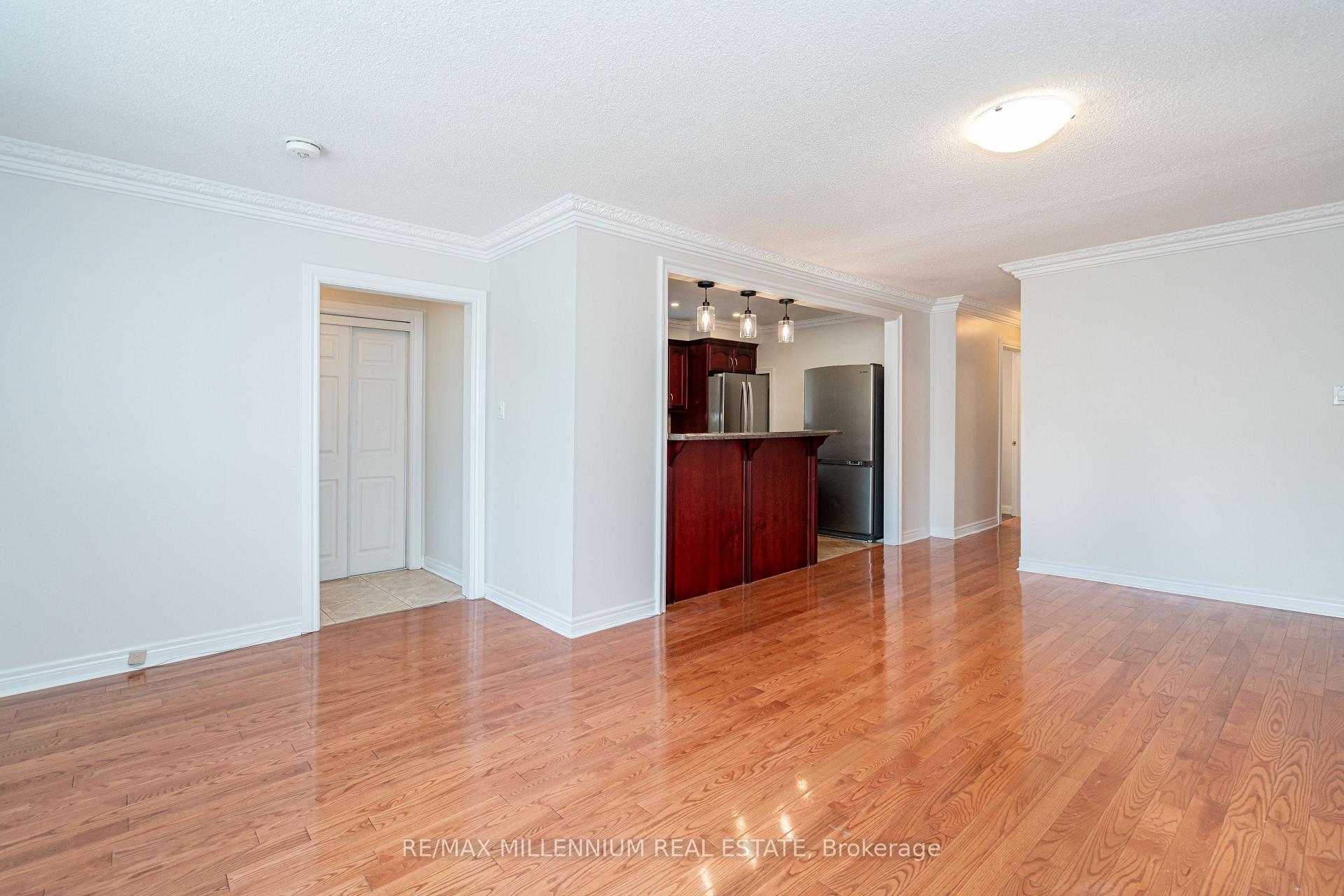 Photo 5 of 120 Madoc Drive, Brampton, Madoc — HOMEH