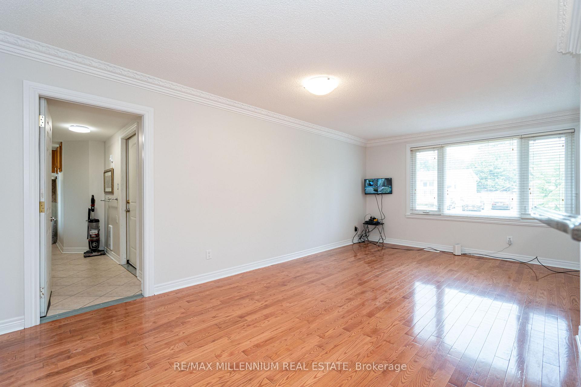 Photo 8 of 120 Madoc Drive, Brampton, Madoc — HOMEH