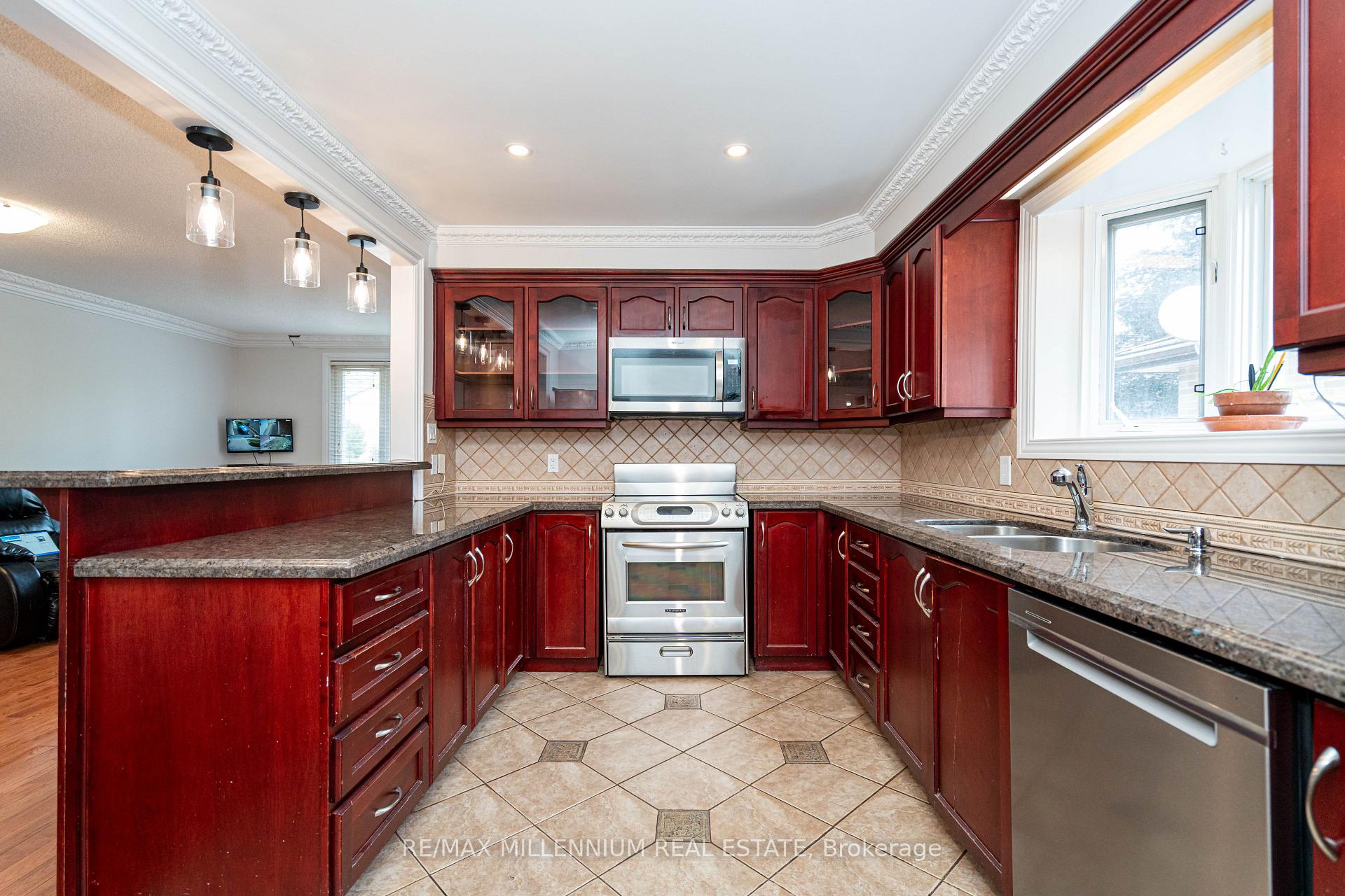 Photo 10 of 120 Madoc Drive, Brampton, Madoc — HOMEH