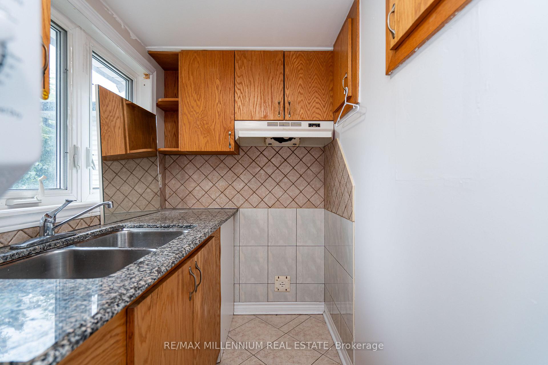 Photo 38 of 120 Madoc Drive, Brampton, Madoc — HOMEH