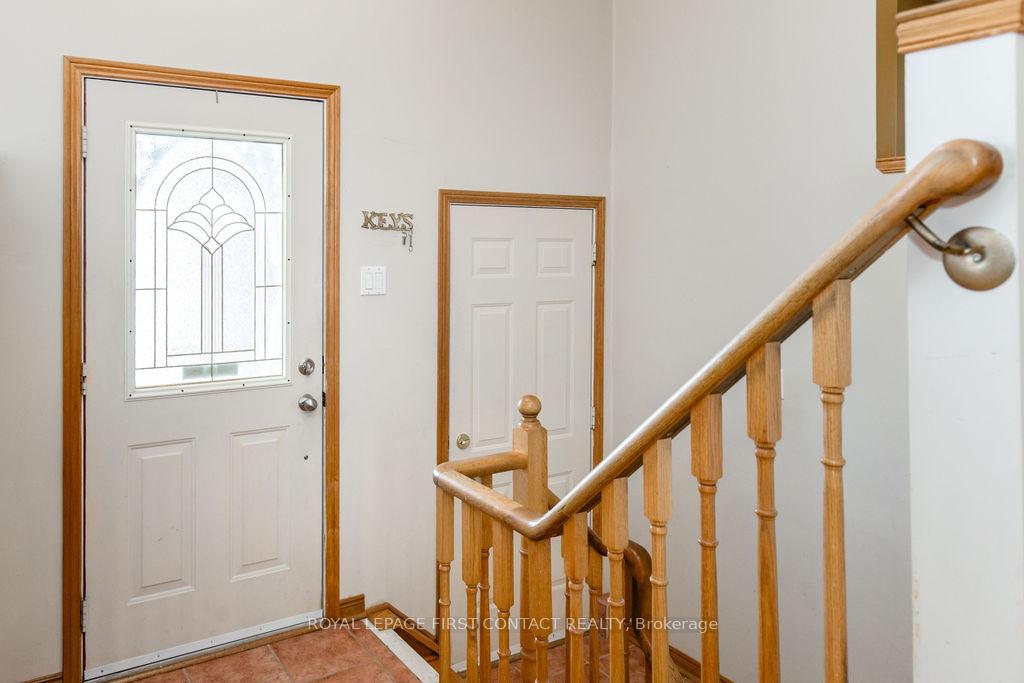 Photo 3 of 13 Taylor Drive, Barrie, Bayshore — HOMEH