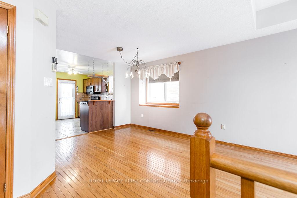 Photo 5 of 13 Taylor Drive, Barrie, Bayshore — HOMEH