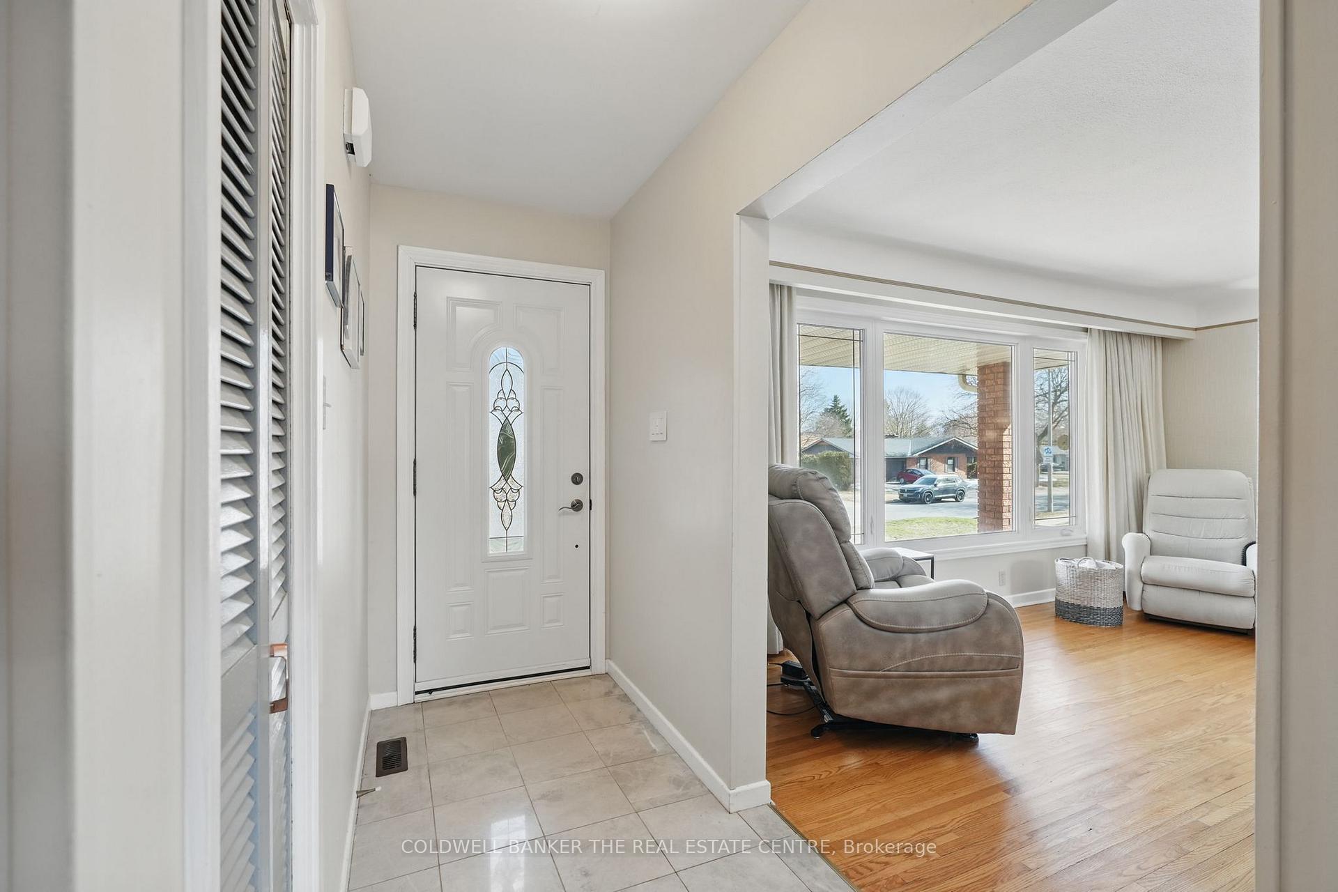 Photo 4 of 39 Springhome Road, Barrie, Allandale — HOMEH
