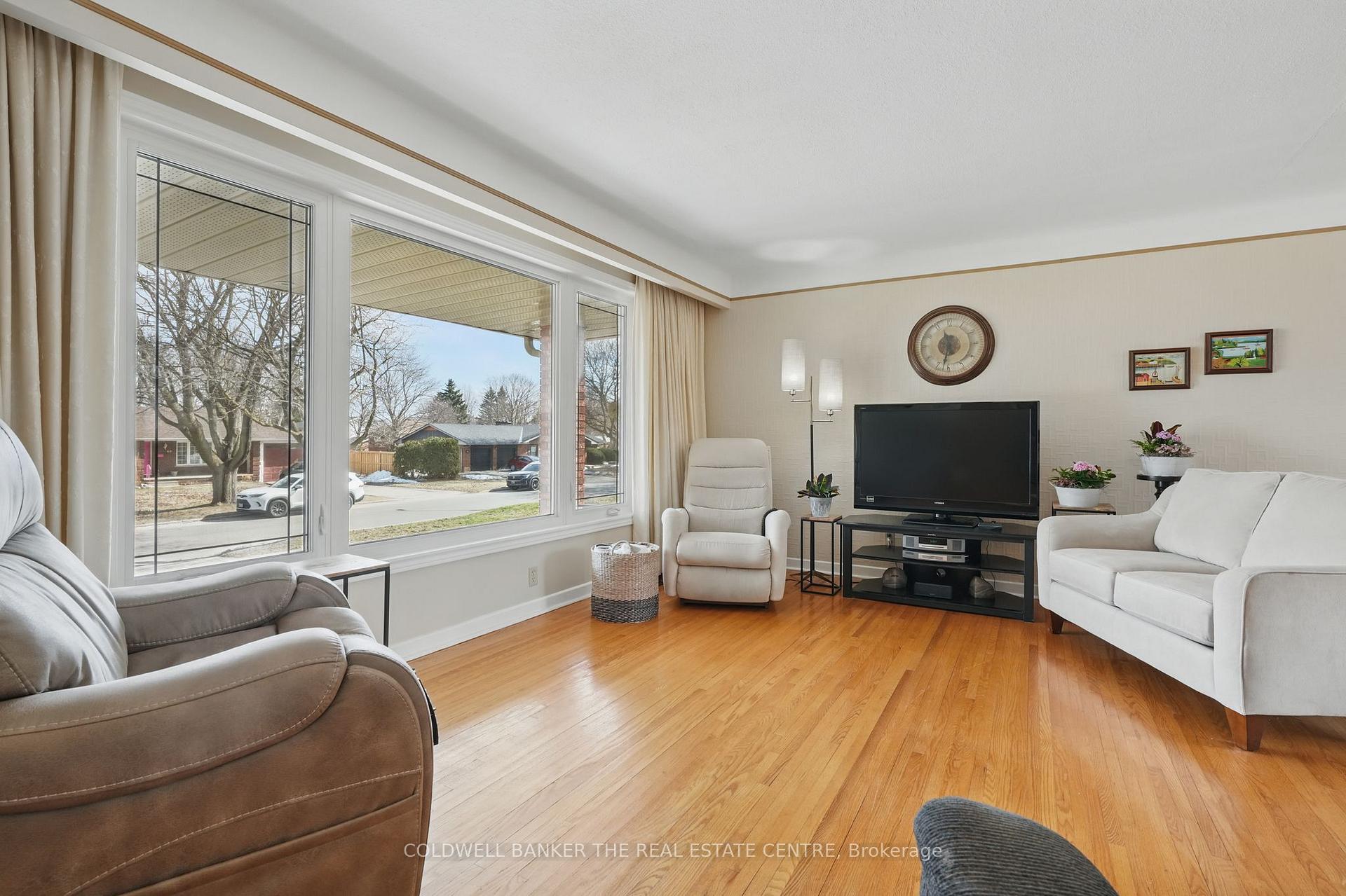 Photo 5 of 39 Springhome Road, Barrie, Allandale — HOMEH