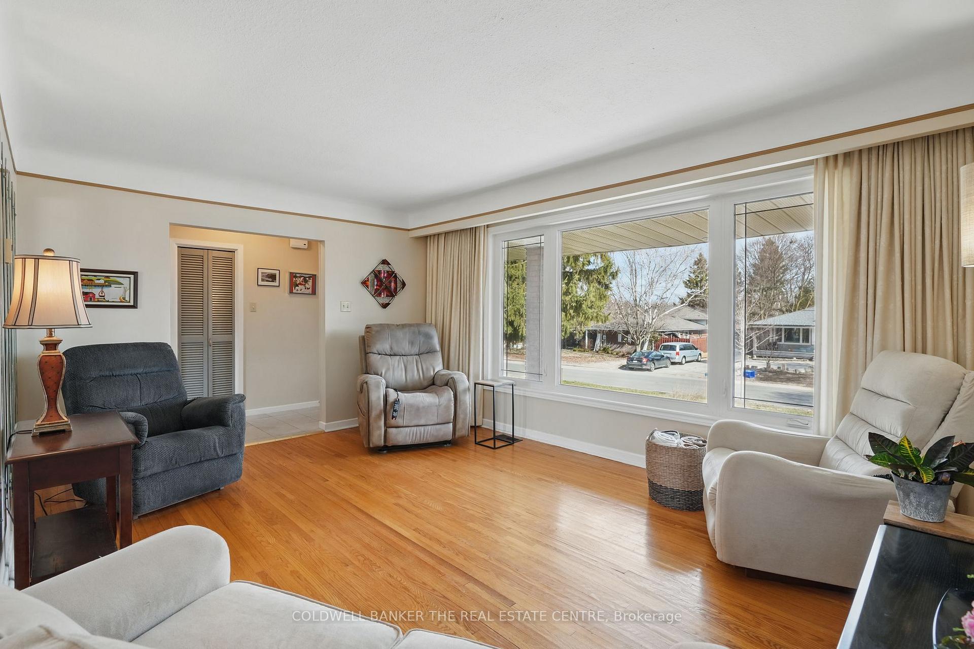 Photo 6 of 39 Springhome Road, Barrie, Allandale — HOMEH