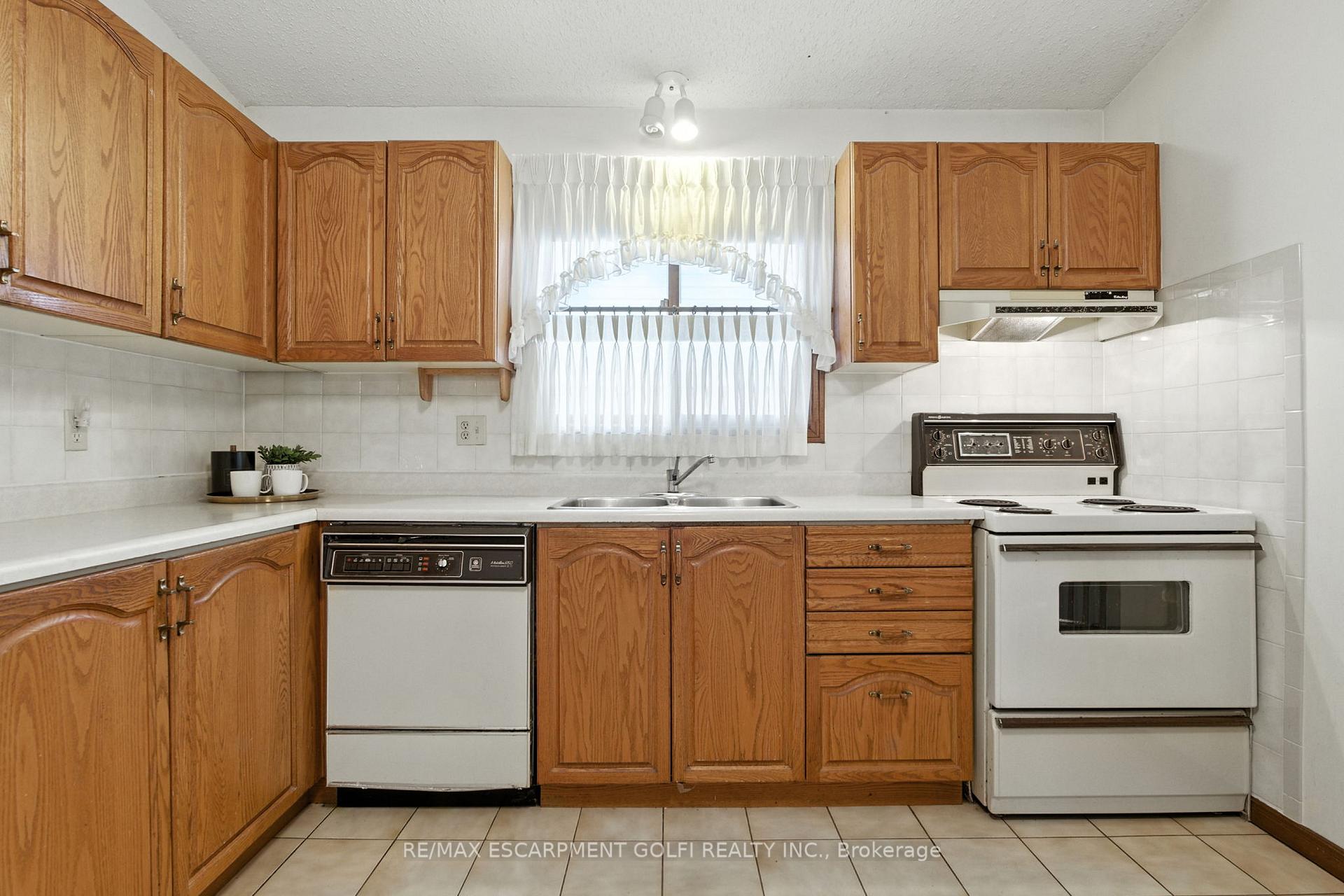 Photo 7 of 24 Ellington Avenue, Hamilton, Stoney Creek — HOMEH