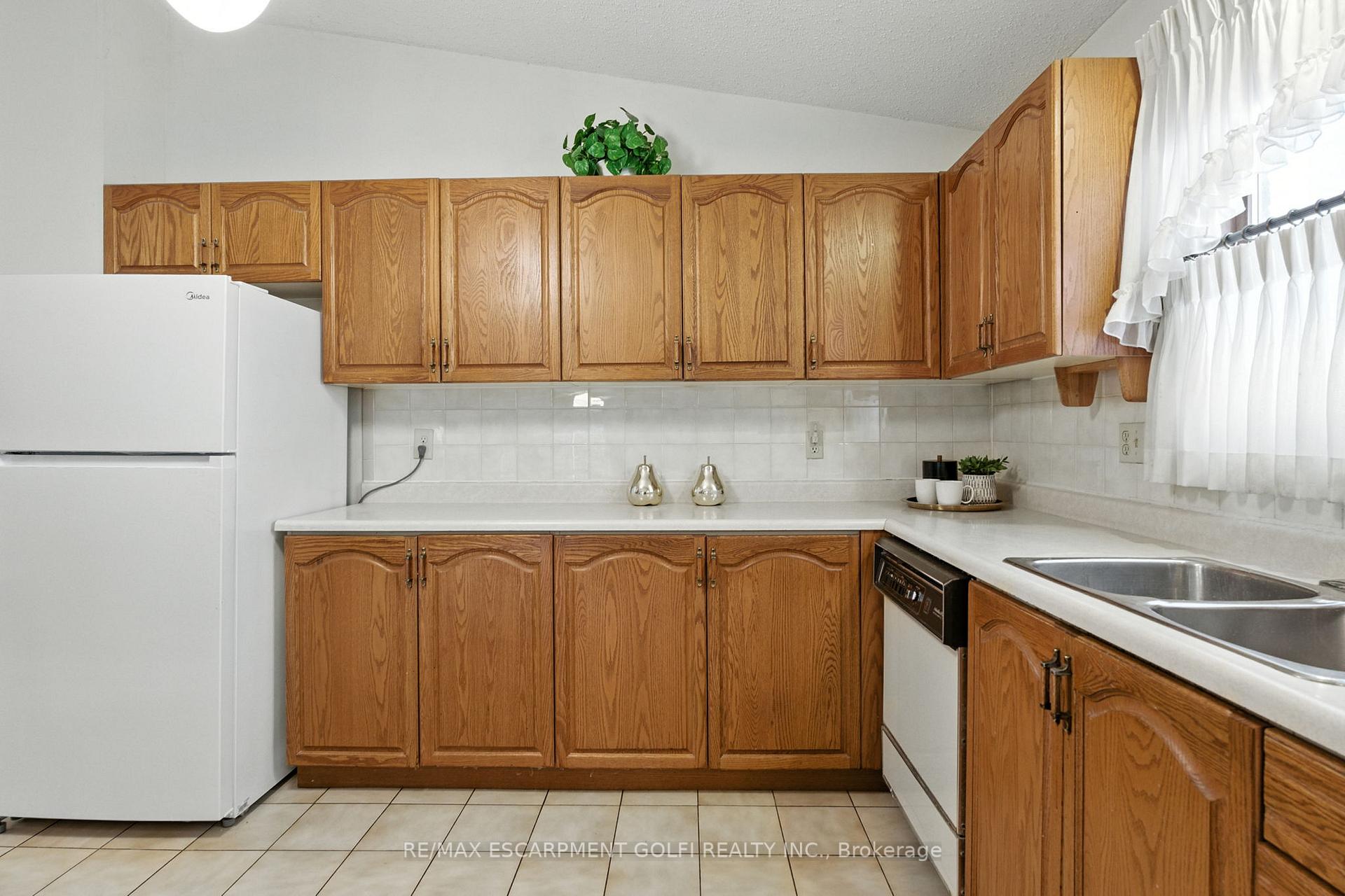 Photo 8 of 24 Ellington Avenue, Hamilton, Stoney Creek — HOMEH