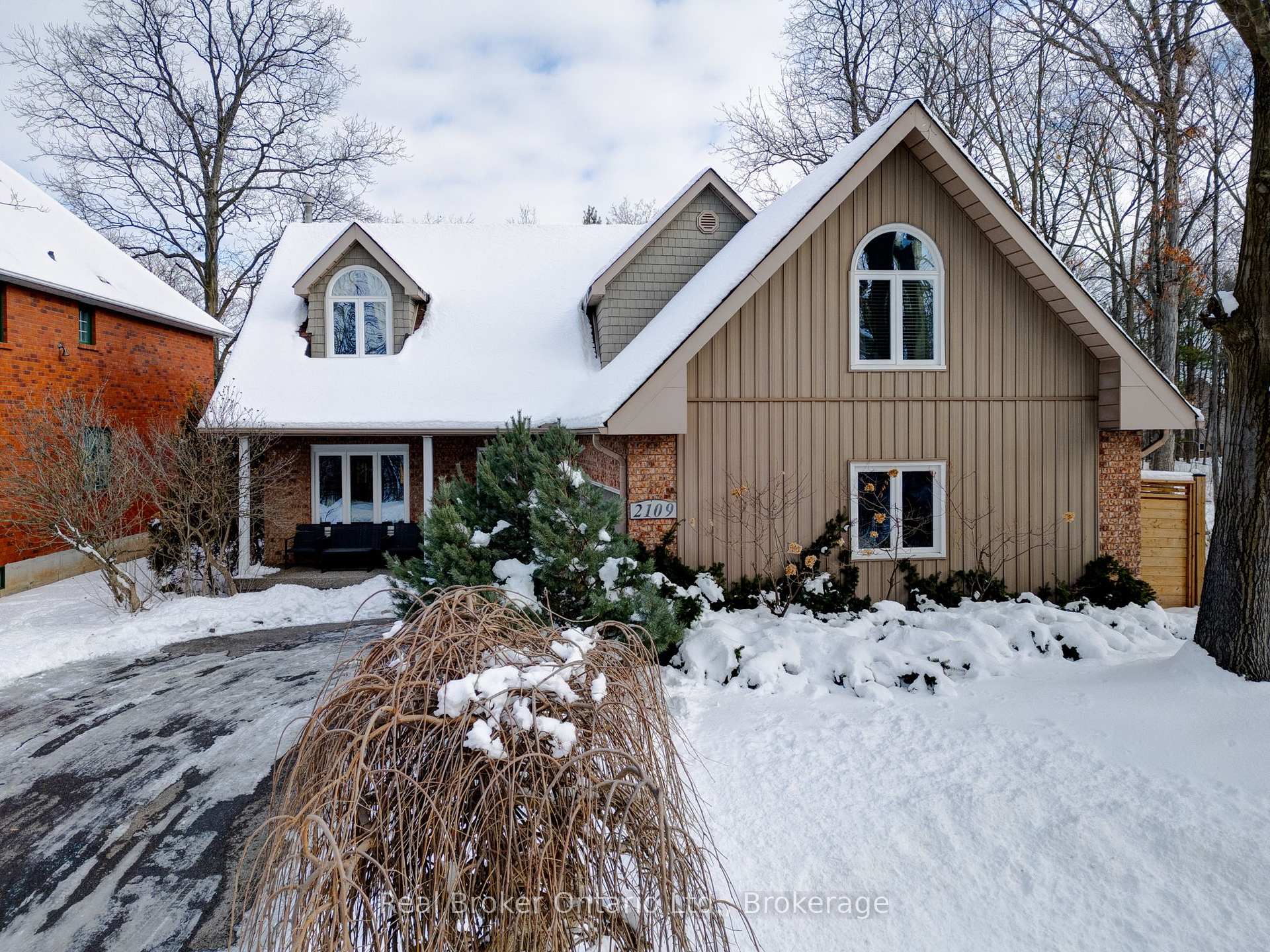 Photo 2 of 2109 Headon Road, Burlington, Headon — HOMEH
