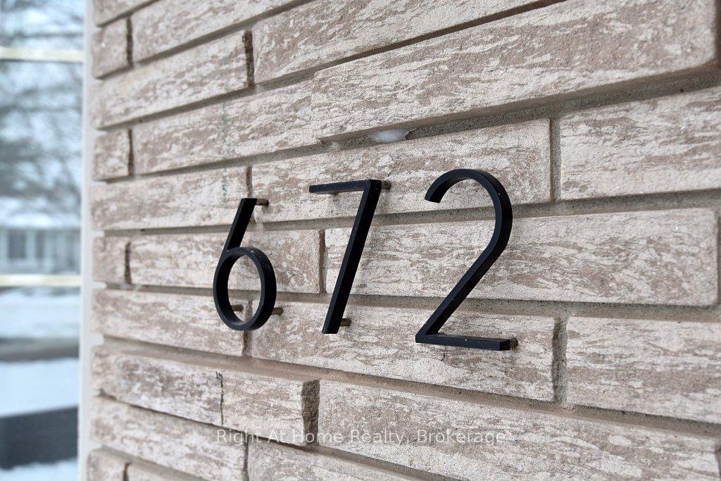 Photo 2 of 672 Montego Crescent, Burlington, Roseland — HOMEH