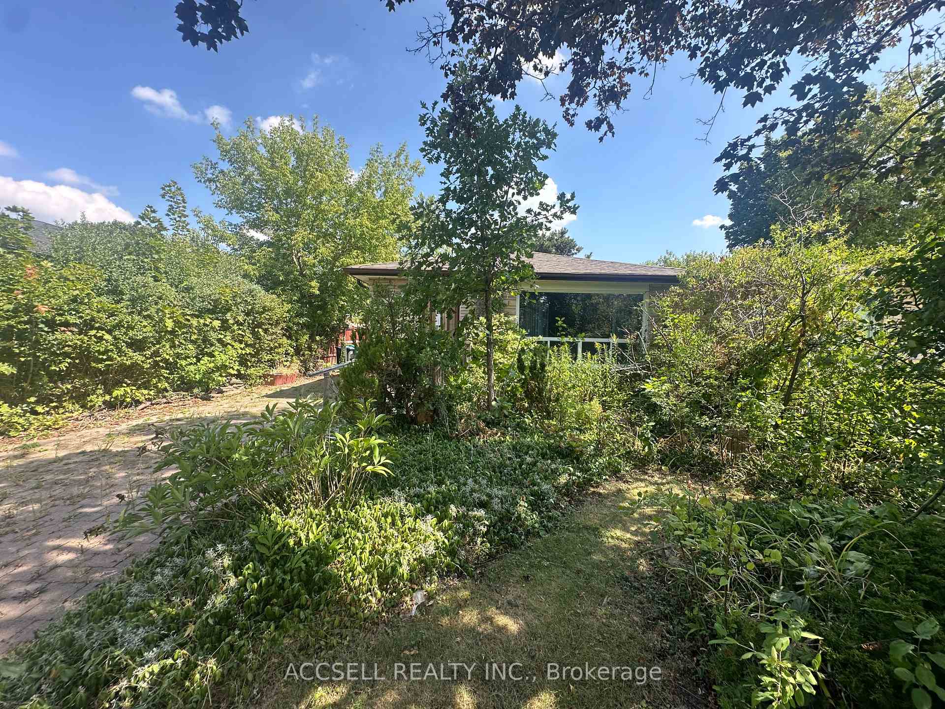 Photo 2 of 137 Earnscliffe Circle, Brampton, Southgate — HOMEH