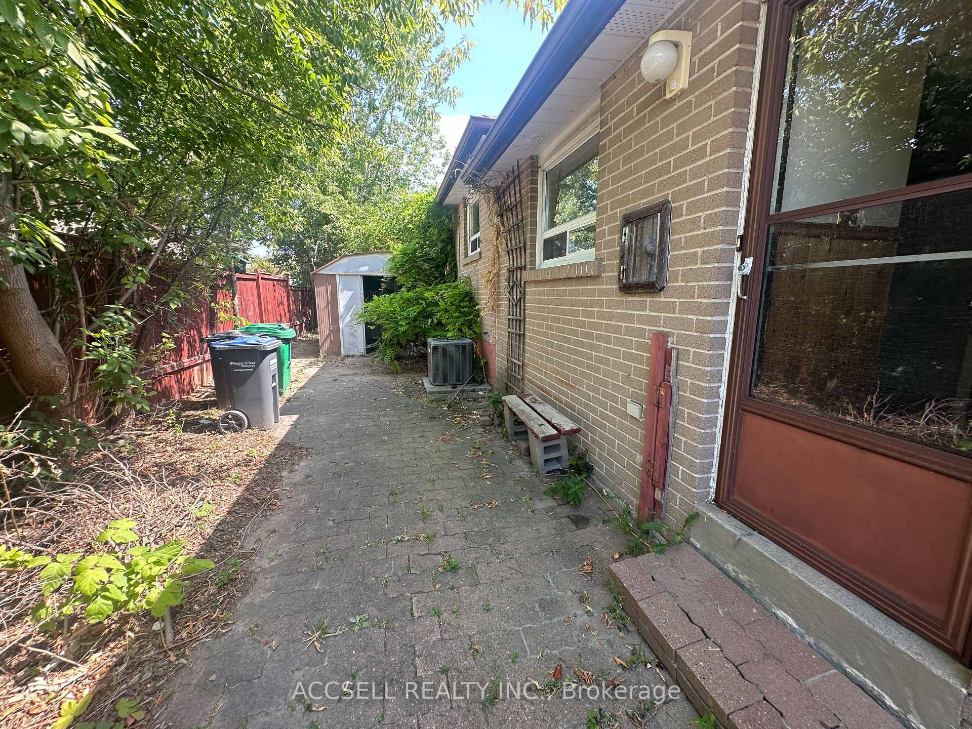 Photo 3 of 137 Earnscliffe Circle, Brampton, Southgate — HOMEH