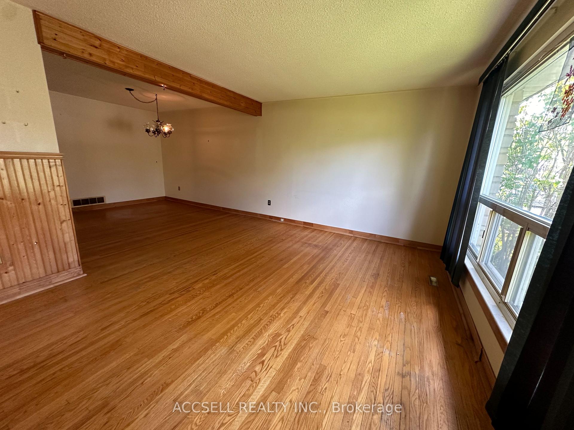 Photo 7 of 137 Earnscliffe Circle, Brampton, Southgate — HOMEH