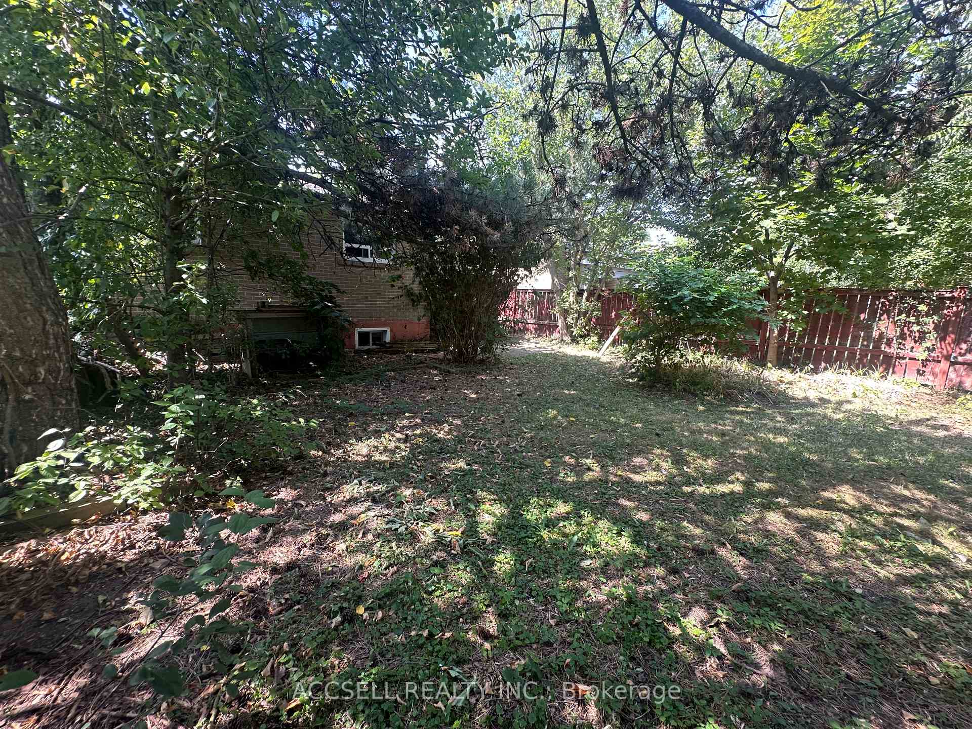 Photo 24 of 137 Earnscliffe Circle, Brampton, Southgate — HOMEH