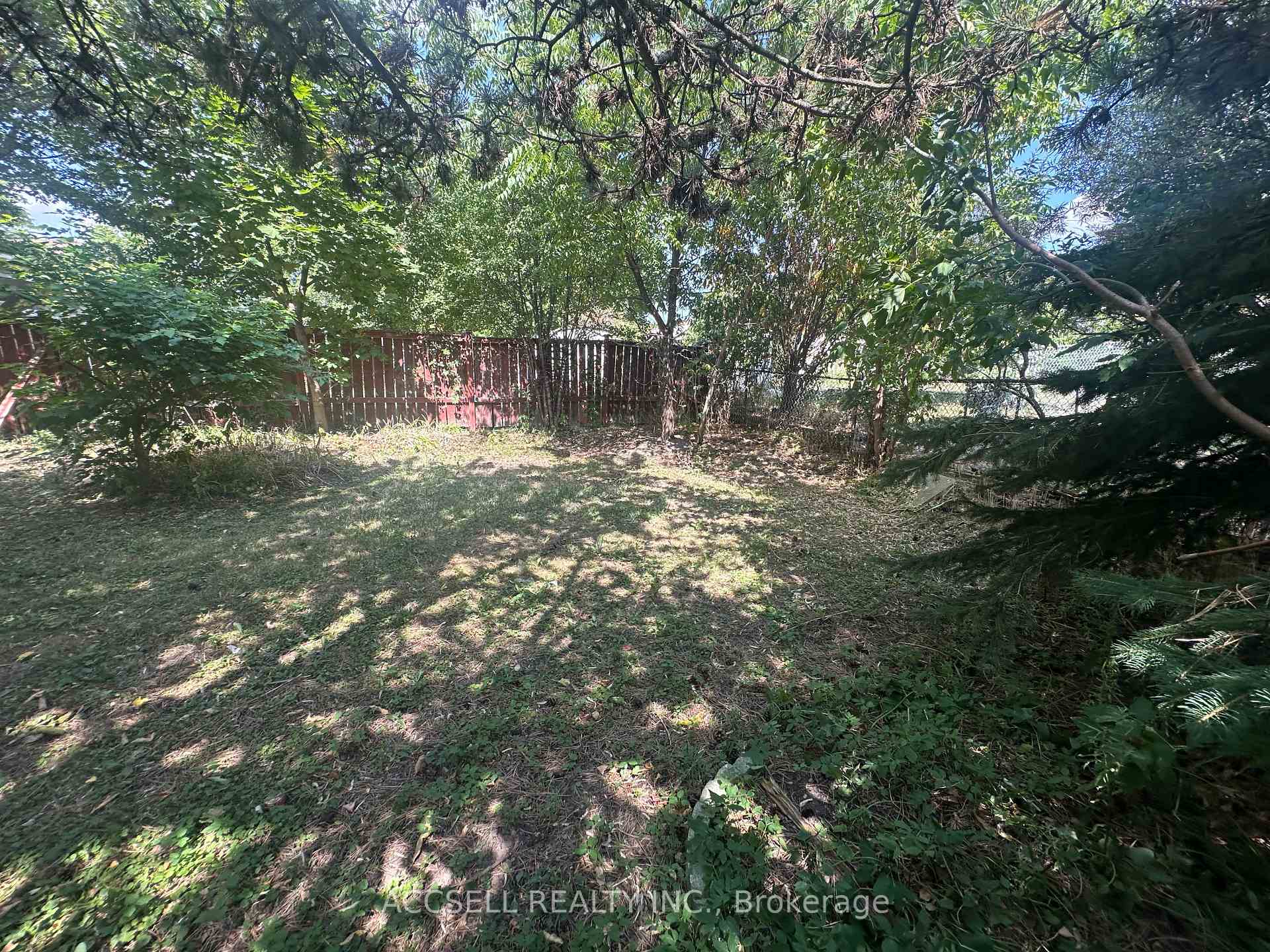 Photo 25 of 137 Earnscliffe Circle, Brampton, Southgate — HOMEH