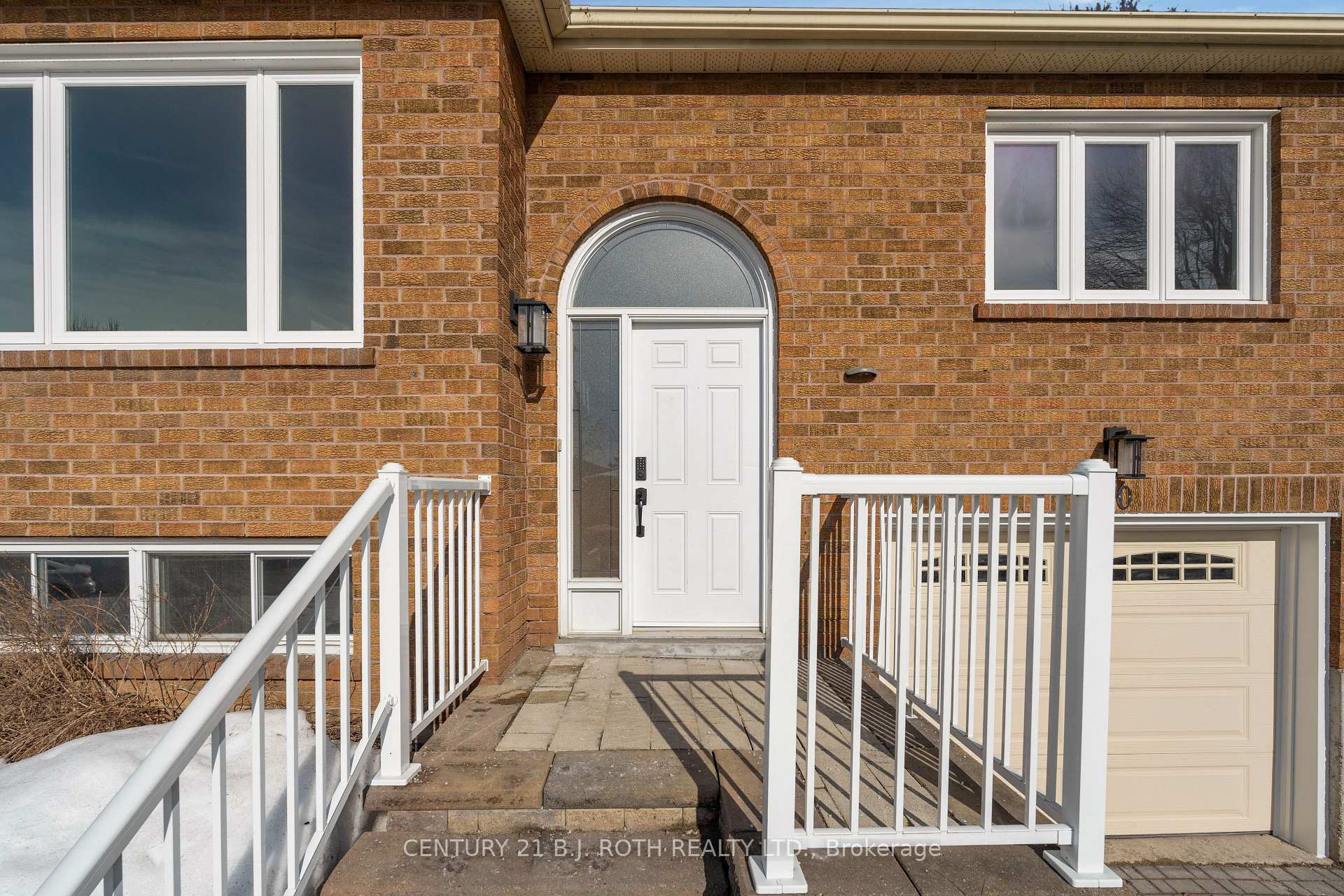 Photo 2 of 30 Engel Crescent, Barrie, Letitia Heights — HOMEH