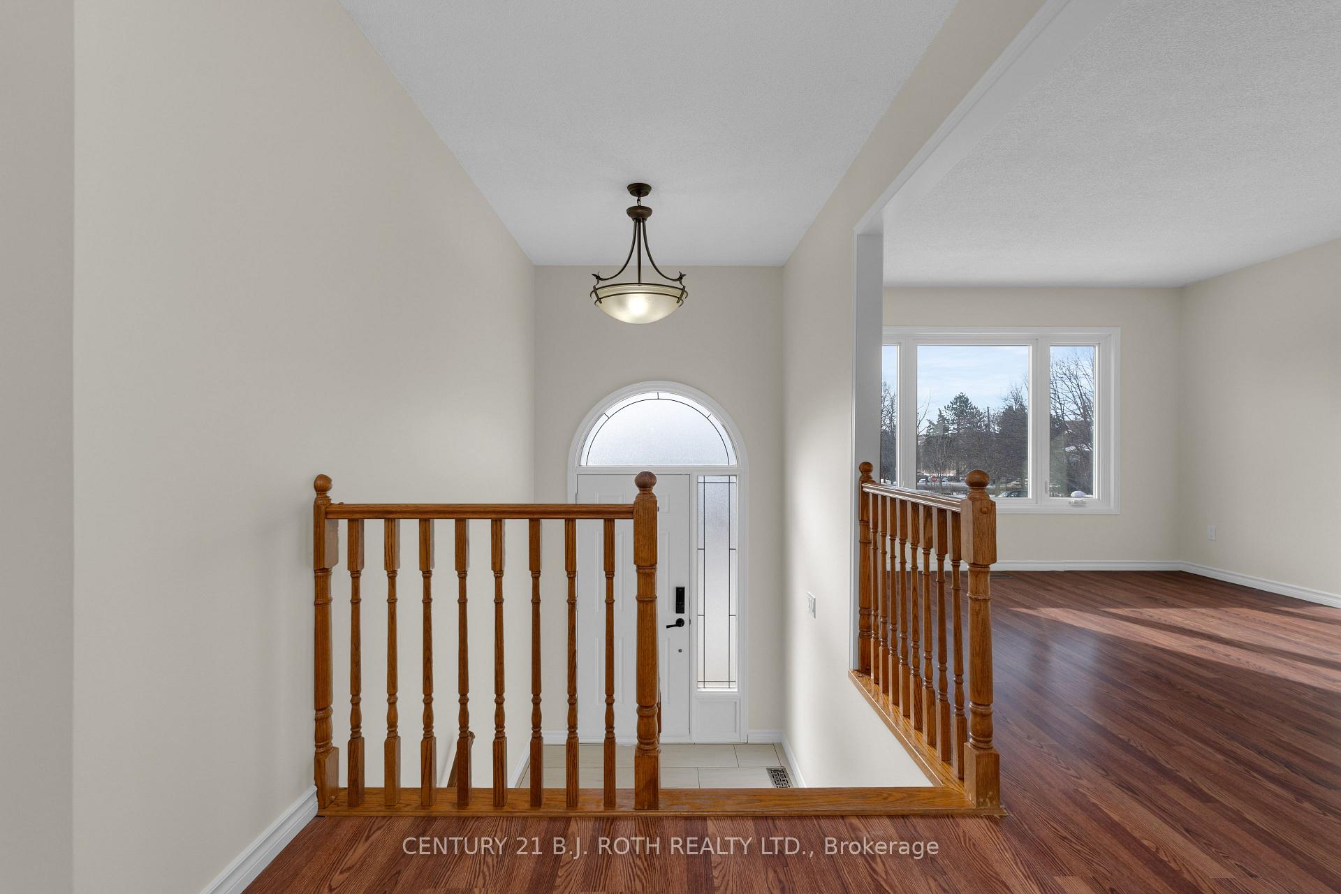 Photo 3 of 30 Engel Crescent, Barrie, Letitia Heights — HOMEH