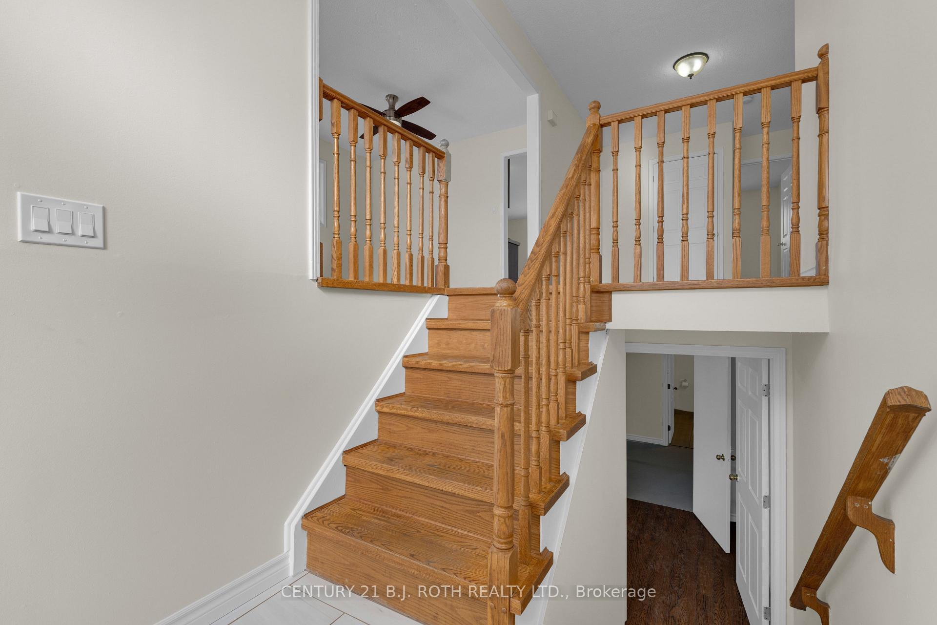 Photo 4 of 30 Engel Crescent, Barrie, Letitia Heights — HOMEH