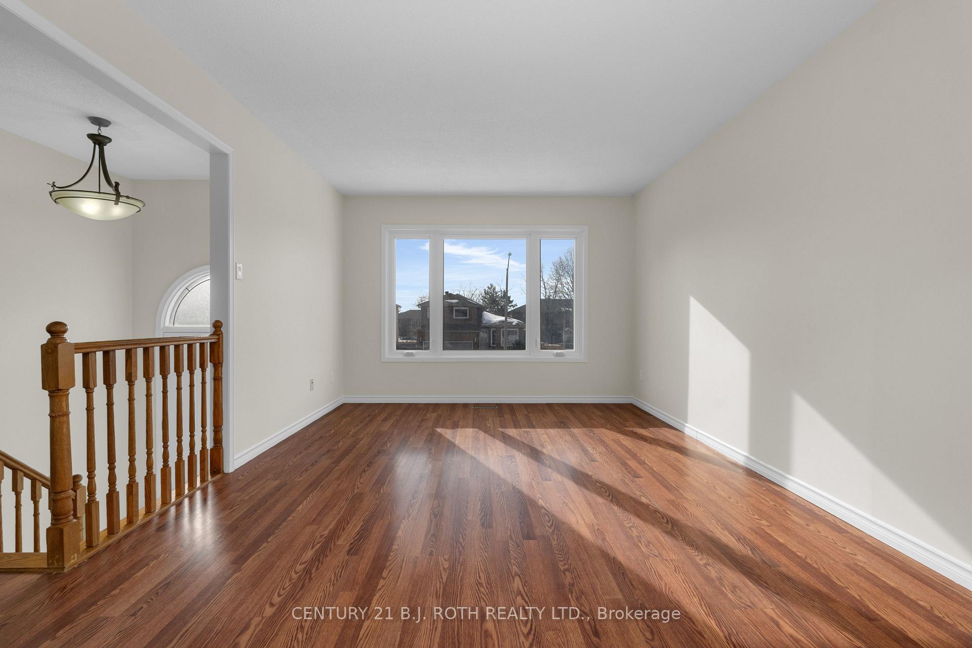 Photo 7 of 30 Engel Crescent, Barrie, Letitia Heights — HOMEH