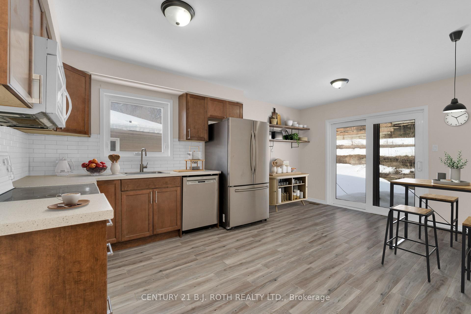 Photo 9 of 30 Engel Crescent, Barrie, Letitia Heights — HOMEH