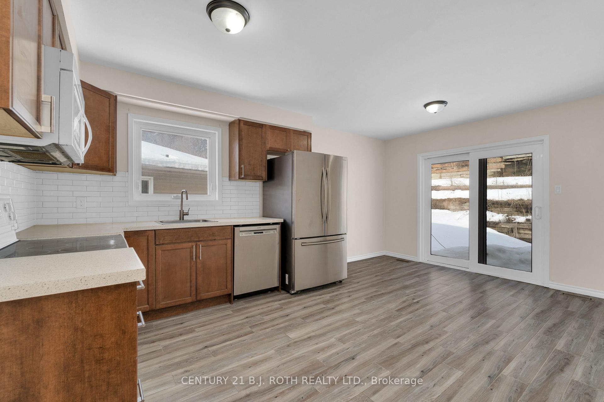Photo 10 of 30 Engel Crescent, Barrie, Letitia Heights — HOMEH