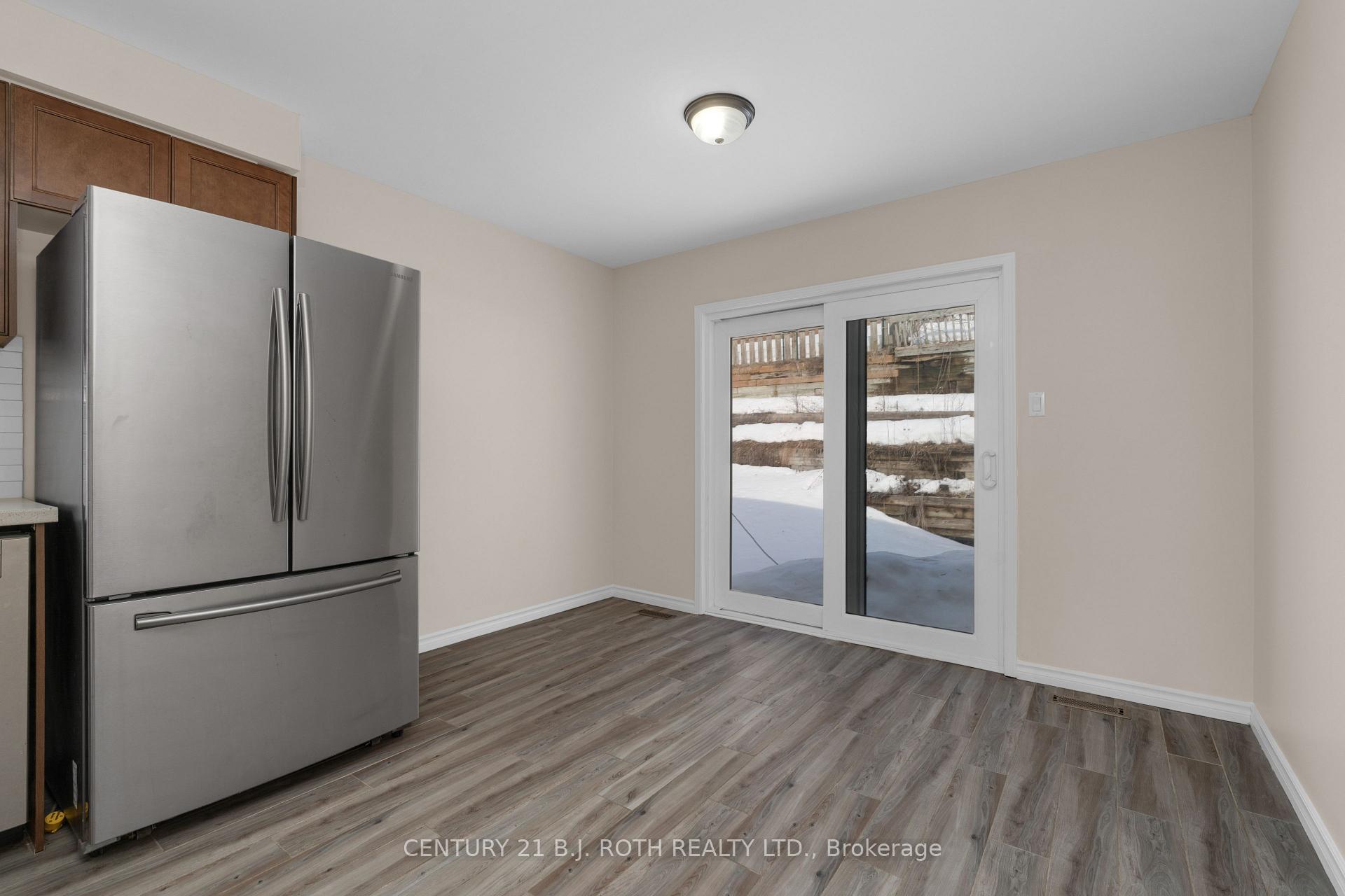 Photo 12 of 30 Engel Crescent, Barrie, Letitia Heights — HOMEH