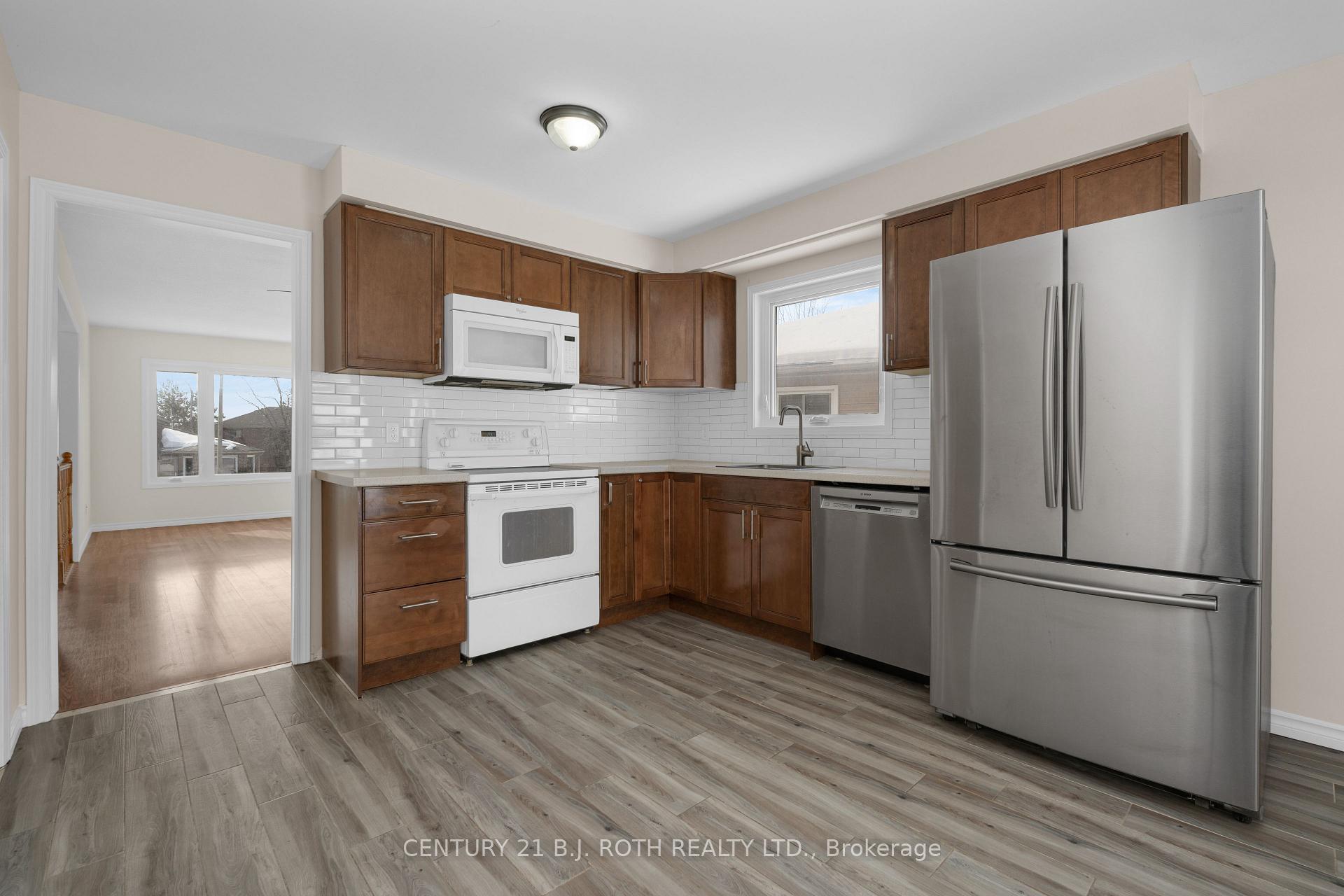 Photo 13 of 30 Engel Crescent, Barrie, Letitia Heights — HOMEH