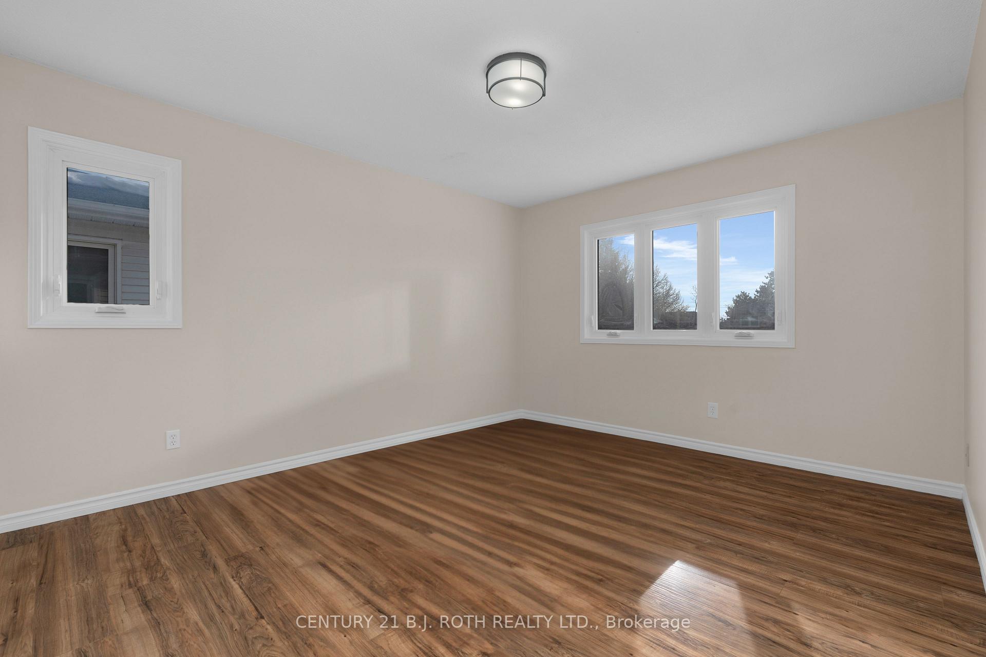 Photo 16 of 30 Engel Crescent, Barrie, Letitia Heights — HOMEH