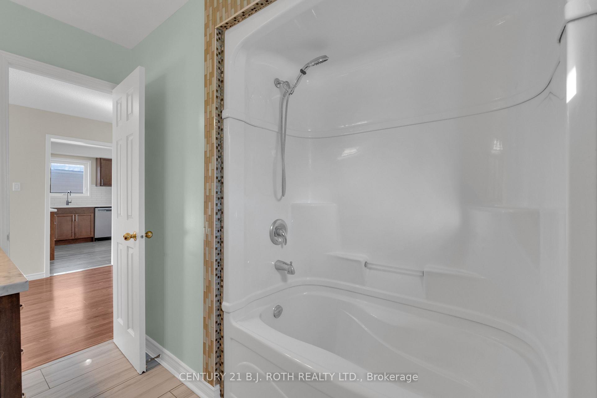 Photo 19 of 30 Engel Crescent, Barrie, Letitia Heights — HOMEH