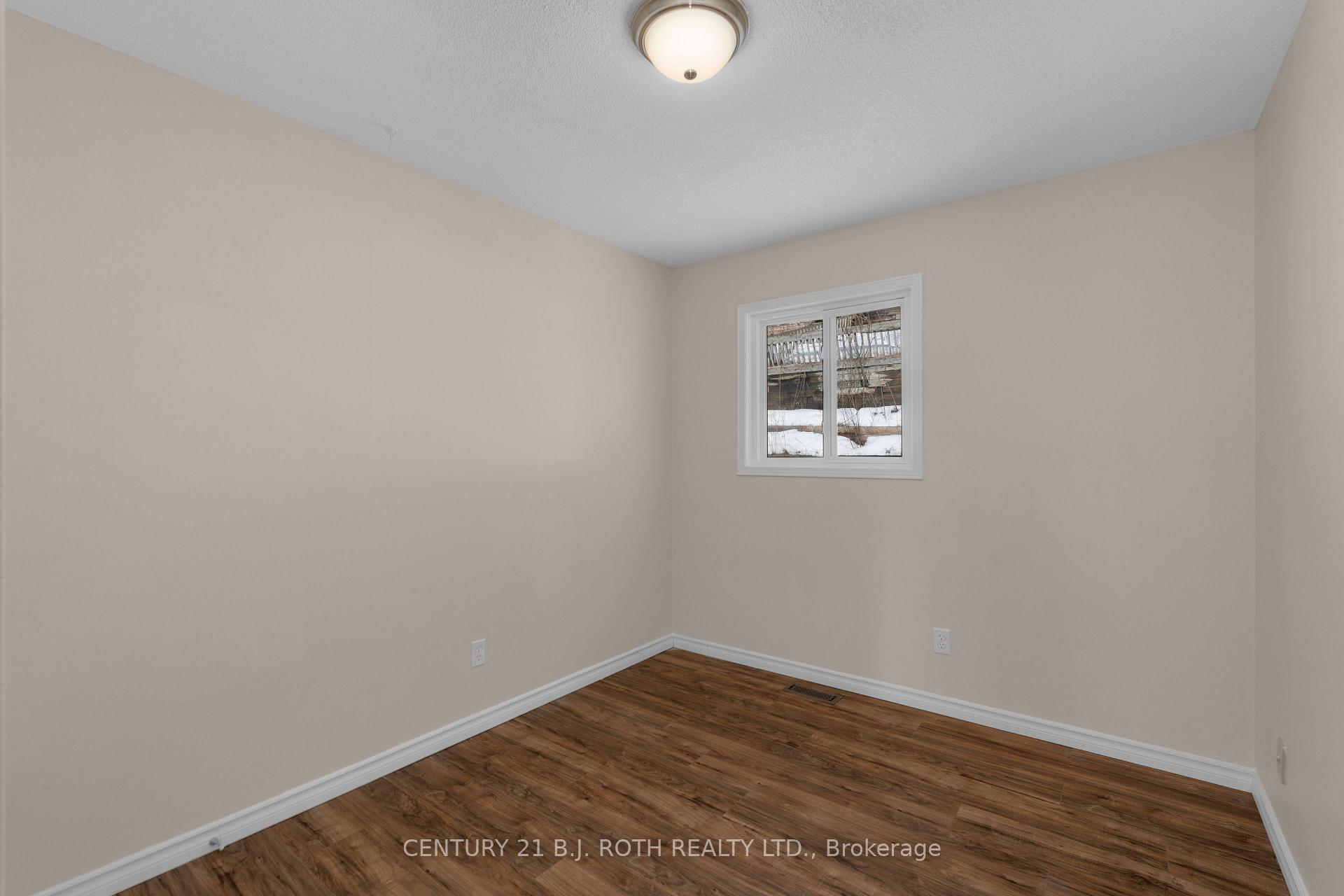 Photo 21 of 30 Engel Crescent, Barrie, Letitia Heights — HOMEH