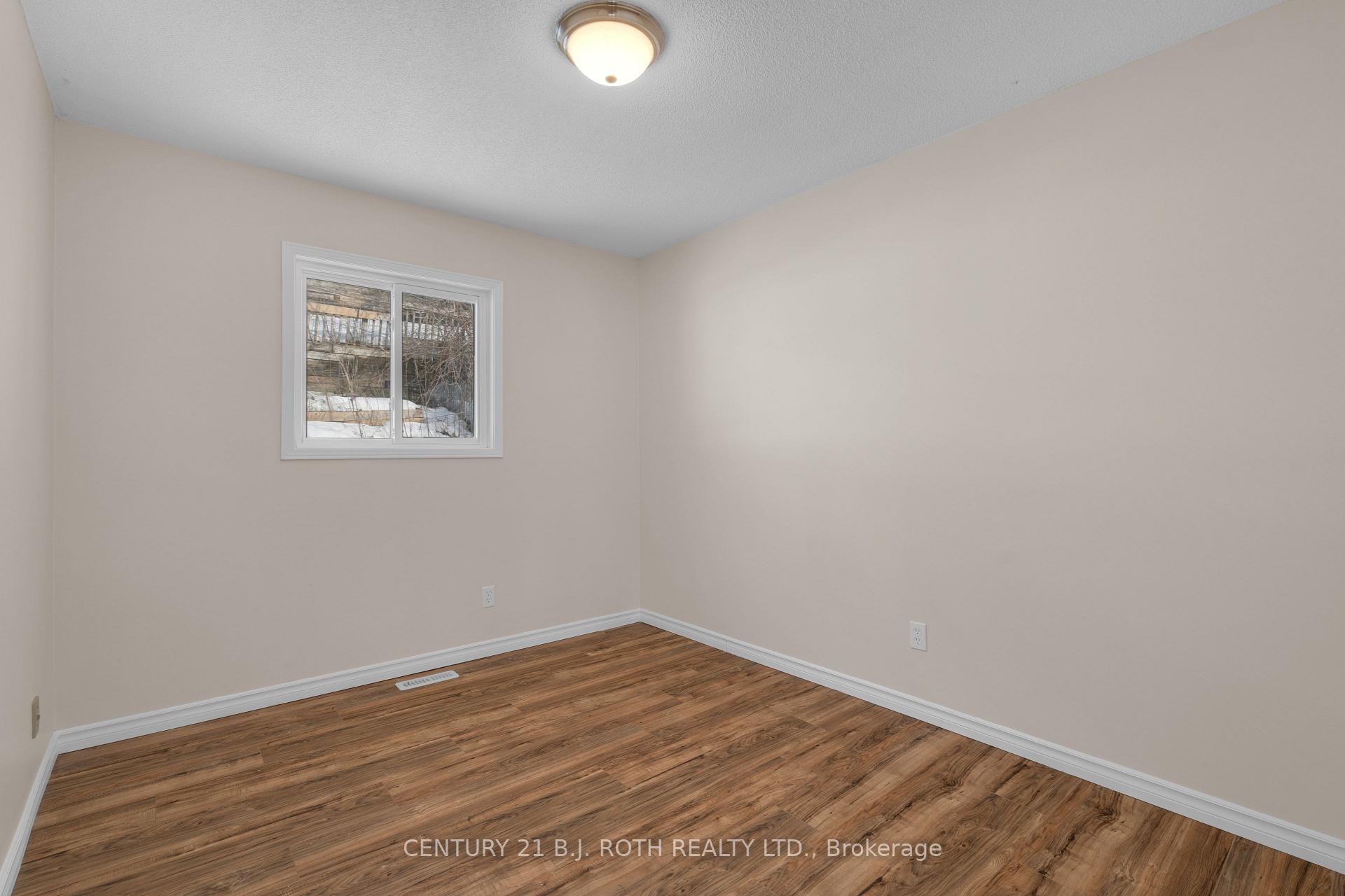 Photo 24 of 30 Engel Crescent, Barrie, Letitia Heights — HOMEH