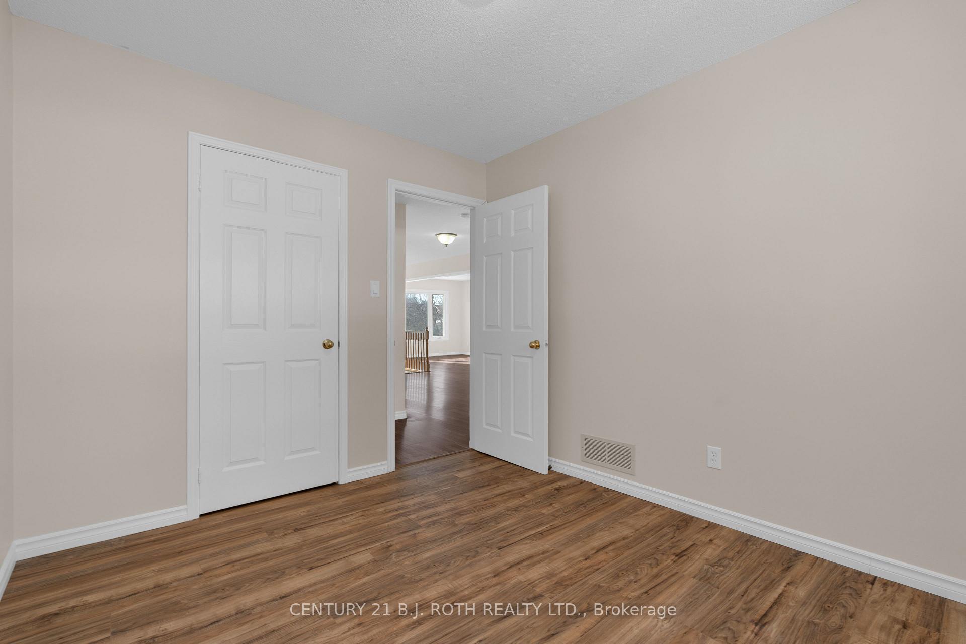 Photo 25 of 30 Engel Crescent, Barrie, Letitia Heights — HOMEH