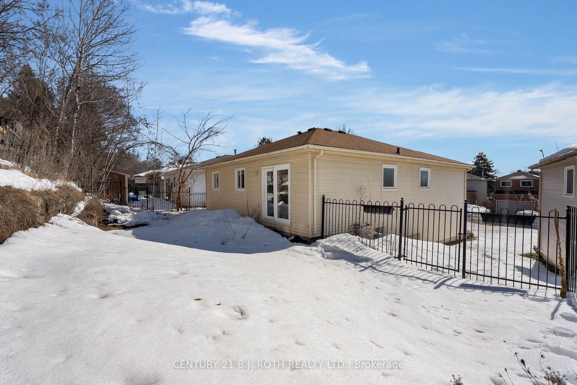 Photo 39 of 30 Engel Crescent, Barrie, Letitia Heights — HOMEH