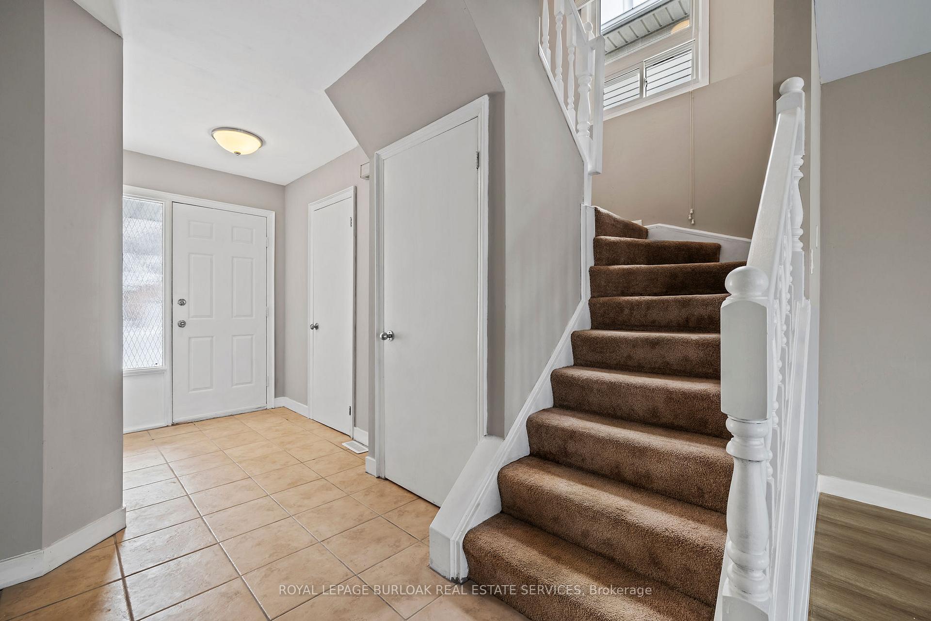 Photo 4 of 2483 Whittaker Drive, Burlington, Brant Hills — HOMEH