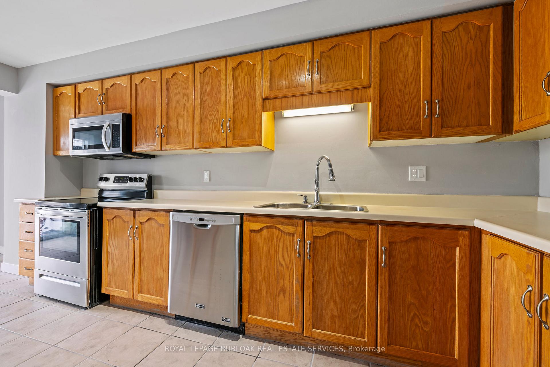 Photo 14 of 2483 Whittaker Drive, Burlington, Brant Hills — HOMEH