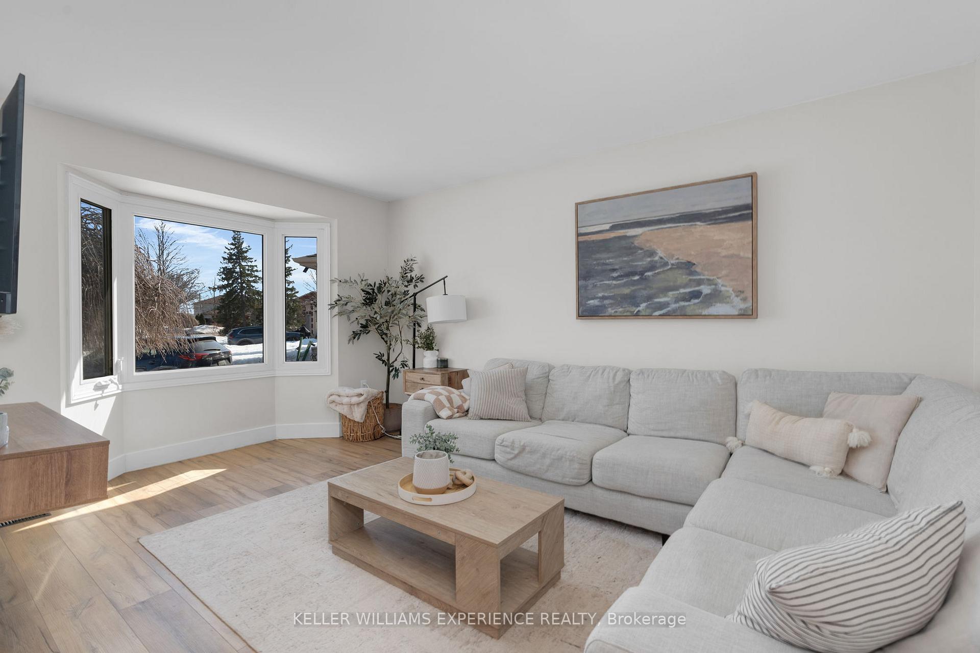 Photo 2 of 34 Assiniboine Drive, Barrie, Holly — HOMEH
