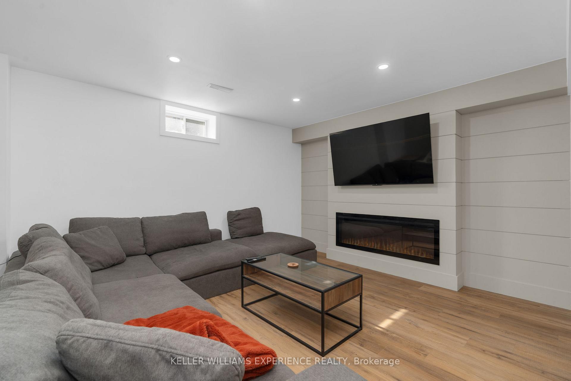 Photo 12 of 34 Assiniboine Drive, Barrie, Holly — HOMEH