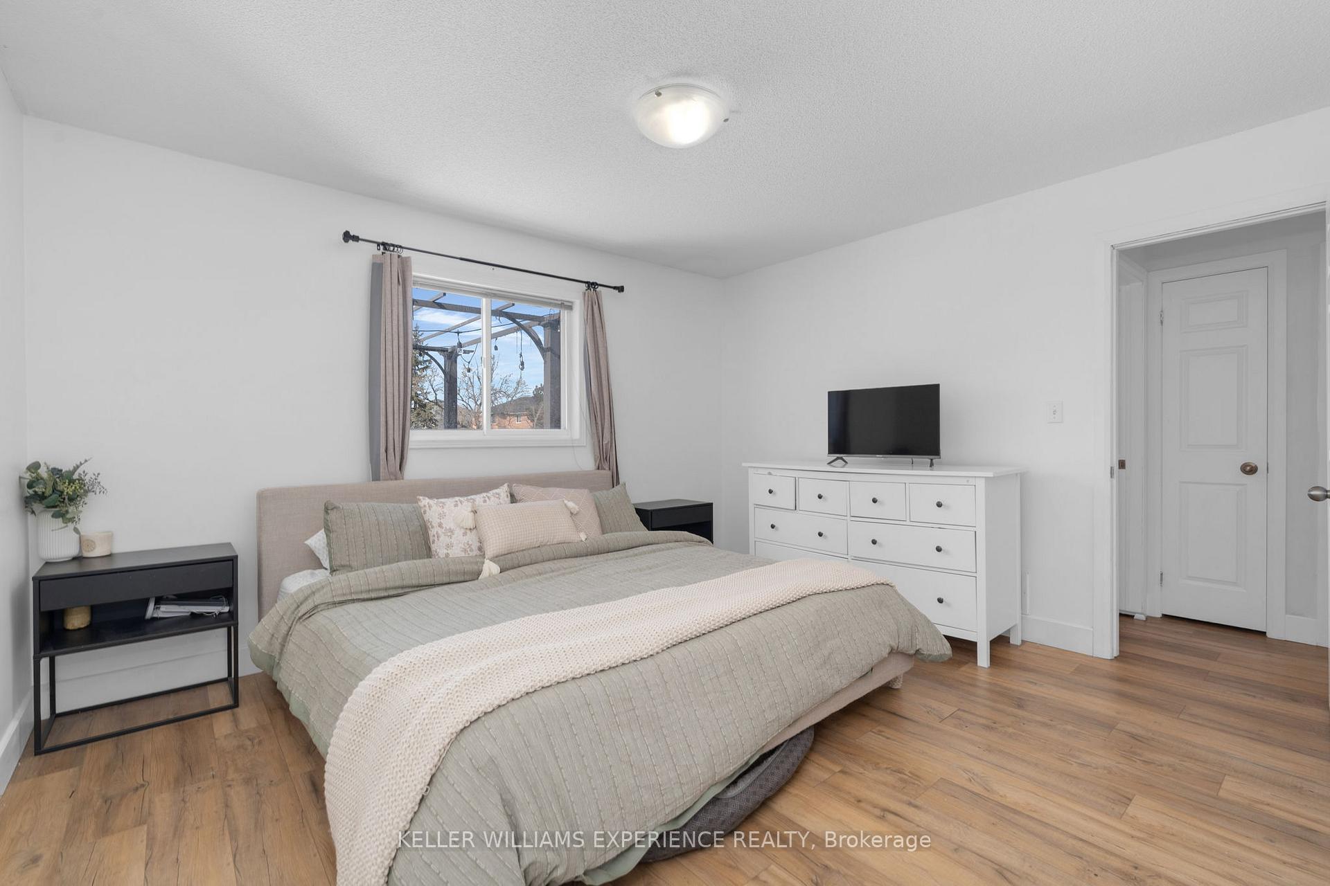 Photo 15 of 34 Assiniboine Drive, Barrie, Holly — HOMEH