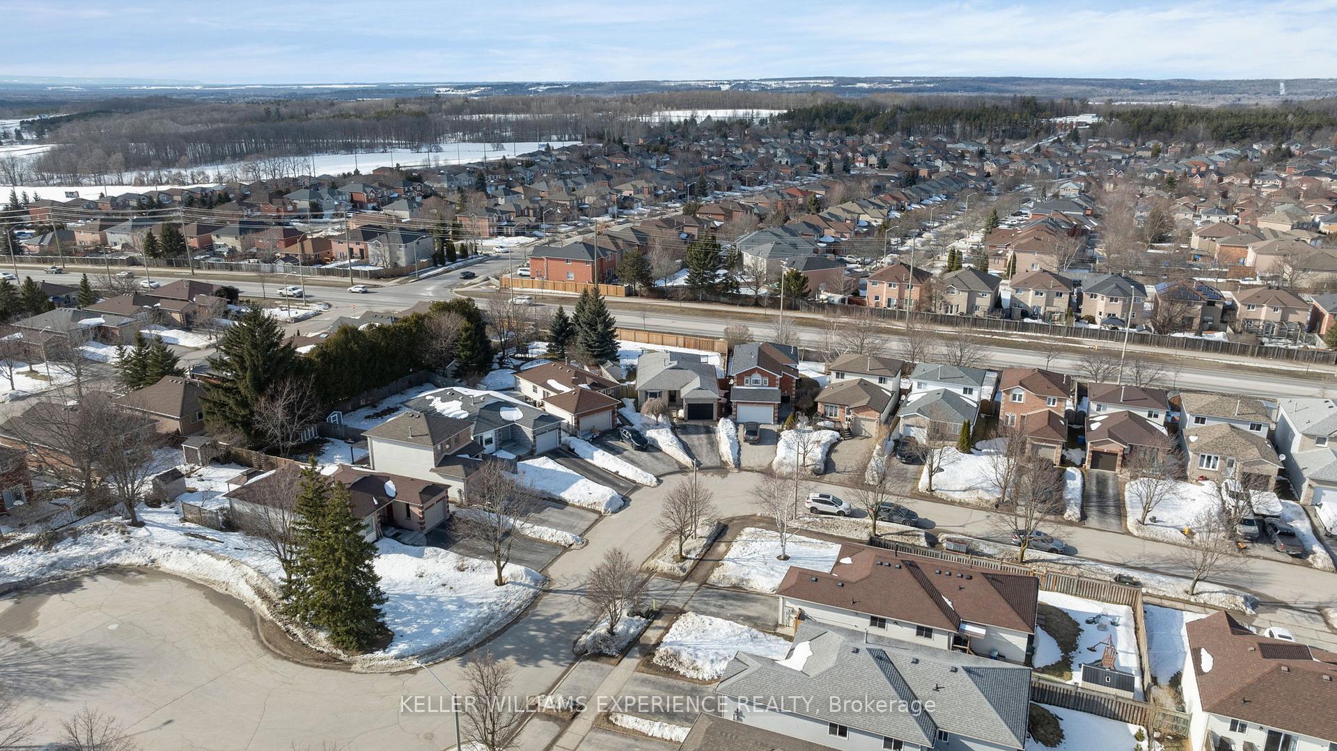 Photo 25 of 34 Assiniboine Drive, Barrie, Holly — HOMEH